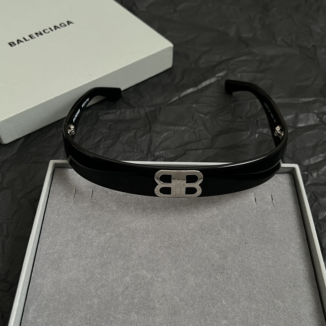 】巴黎世家 Balenciaga 发捆  复古风 简单大方 大牌金质感饱满 ，搭配衣服超好看 ！