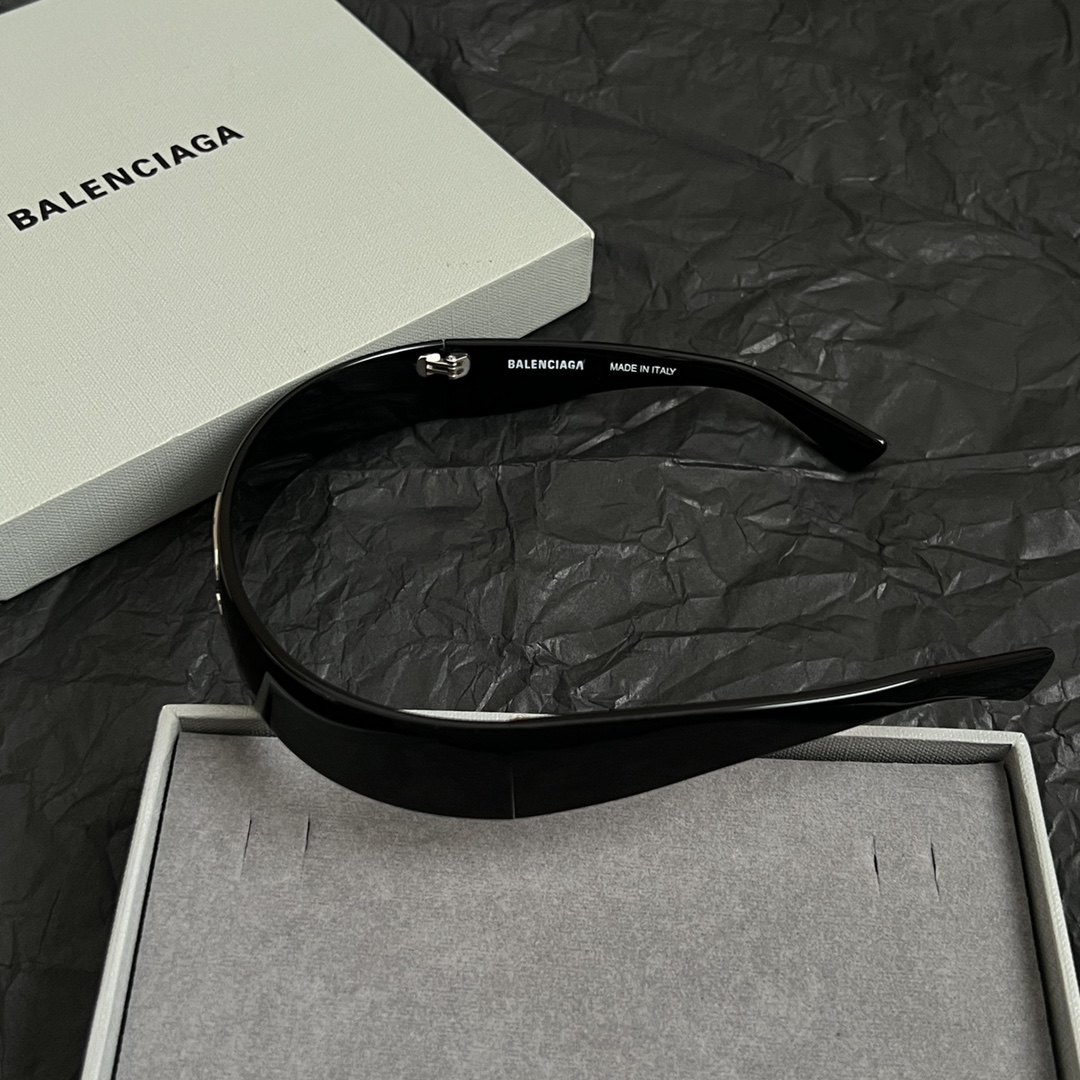 】巴黎世家 Balenciaga 发捆  复古风 简单大方 大牌金质感饱满 ，搭配衣服超好看 ！