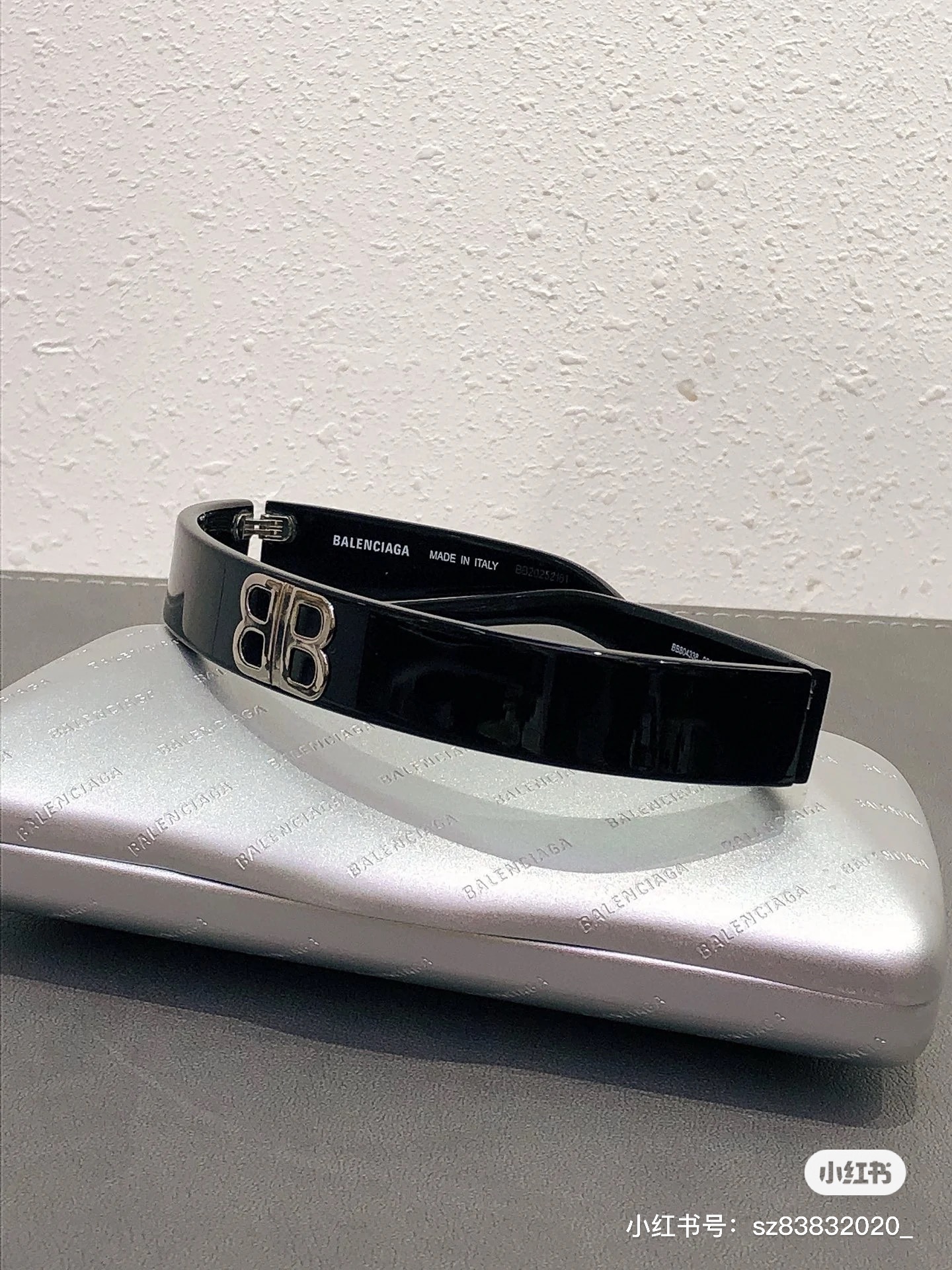 】巴黎世家 Balenciaga 发捆  复古风 简单大方 大牌金质感饱满 ，搭配衣服超好看 ！