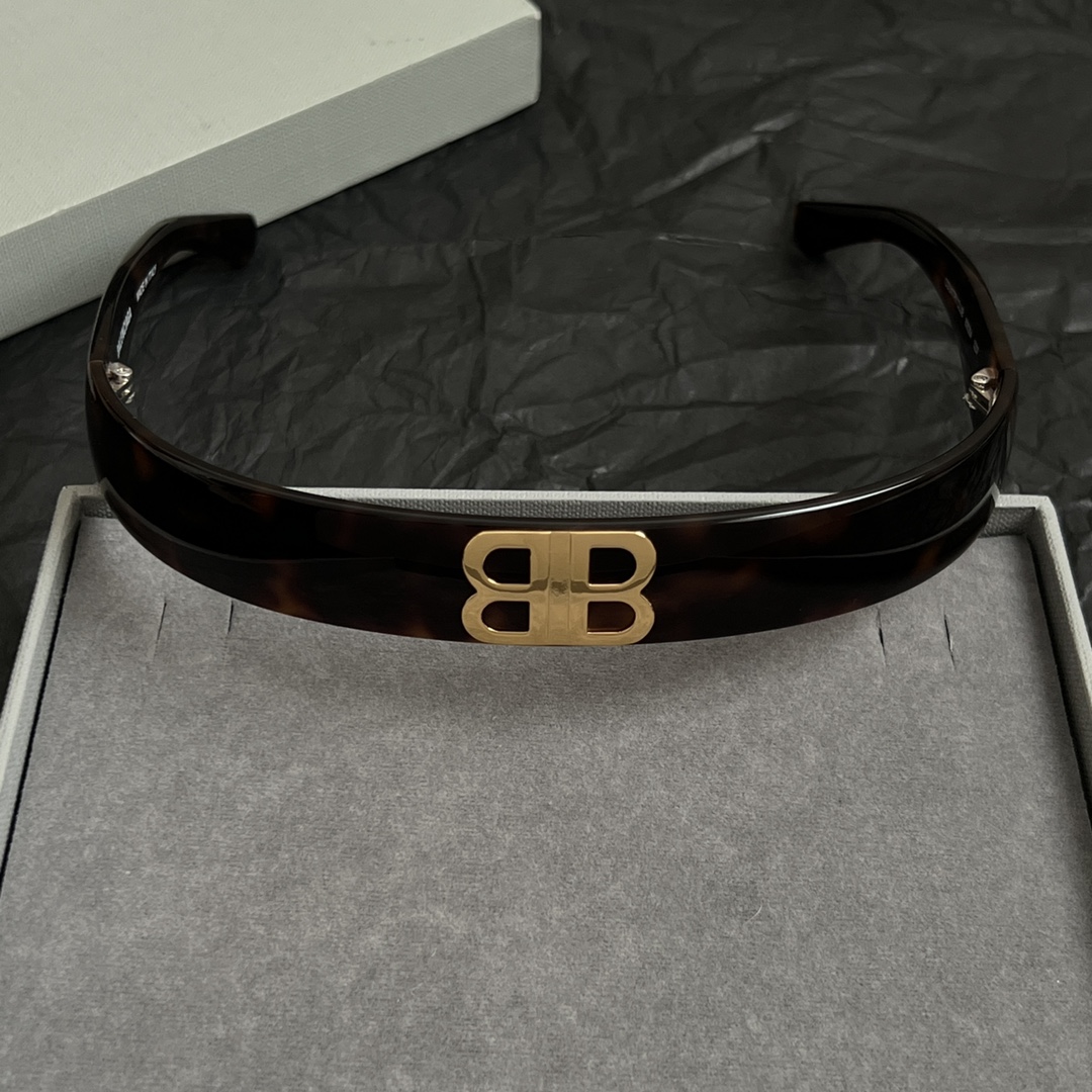 】巴黎世家 Balenciaga 发捆  复古风 简单大方 大牌金质感饱满 ，搭配衣服超好看 ！