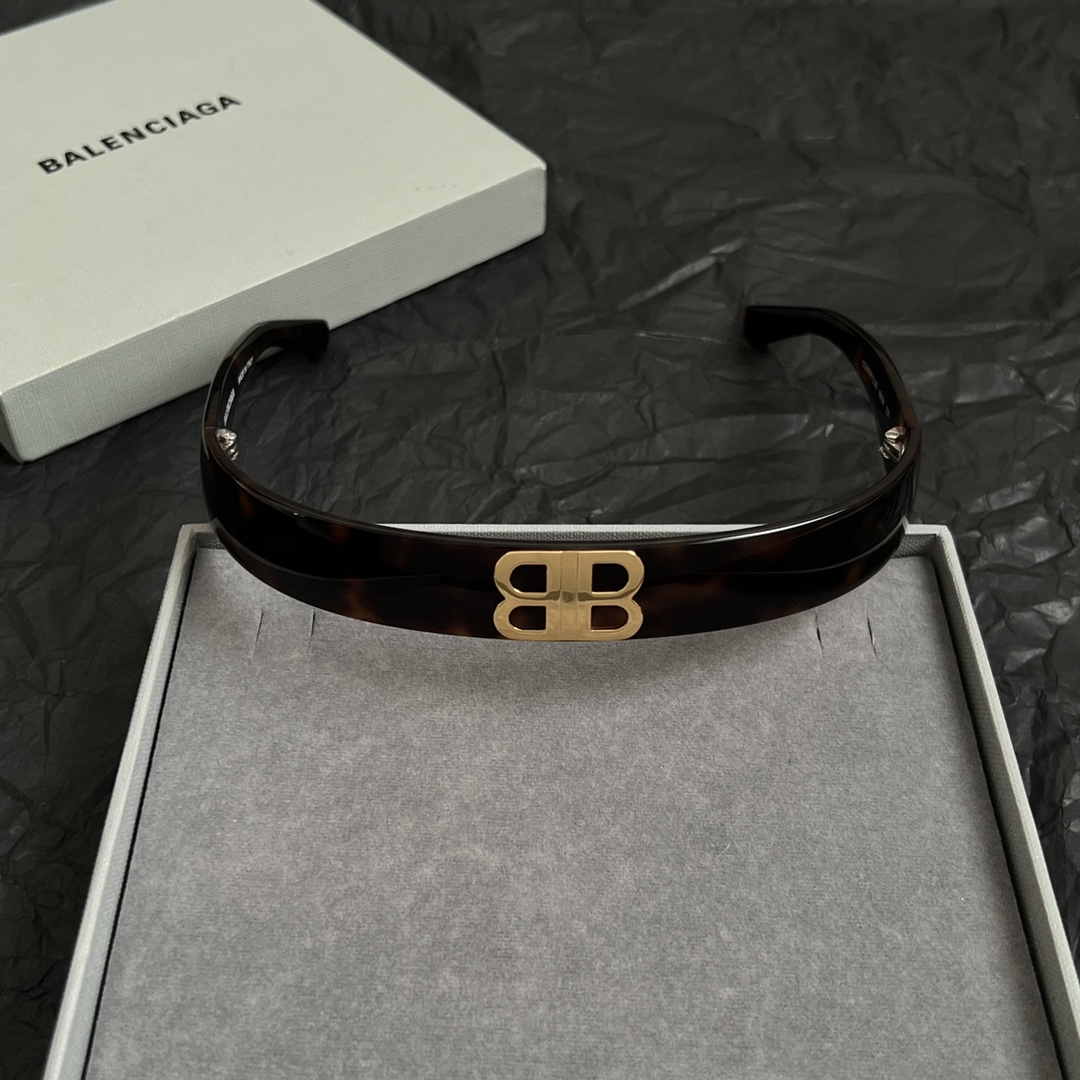 】巴黎世家 Balenciaga 发捆  复古风 简单大方 大牌金质感饱满 ，搭配衣服超好看 ！
