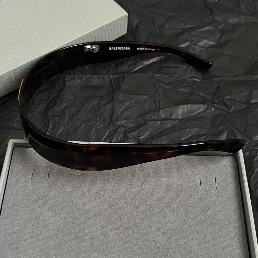 】巴黎世家 Balenciaga 发捆  复古风 简单大方 大牌金质感饱满 ，搭配衣服超好看 ！