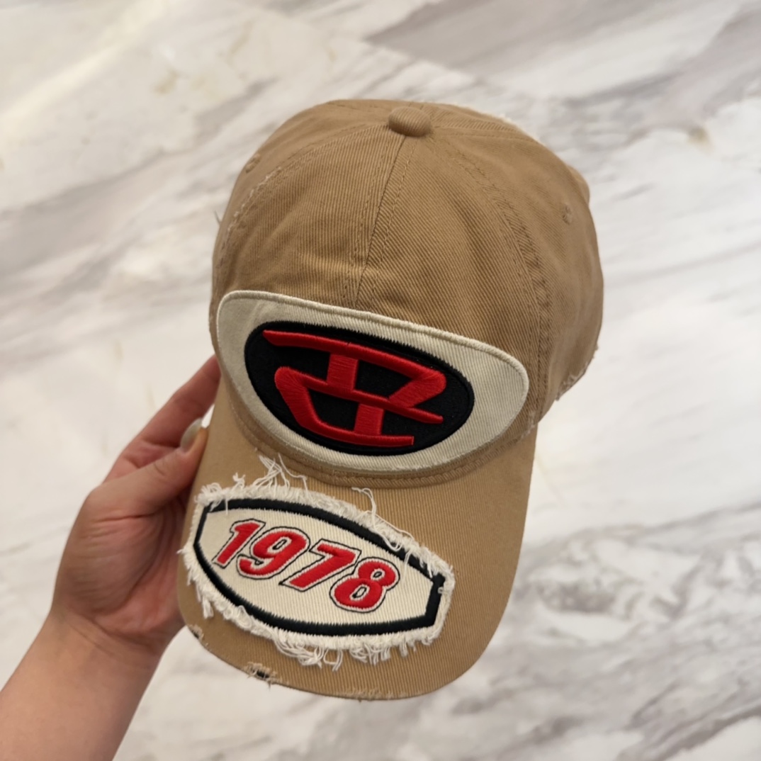 


Diesel 迪赛 棒球帽🧢 。棒球帽🧢，出街必备超好搭配，高品质 内标齐全，赶紧入手！