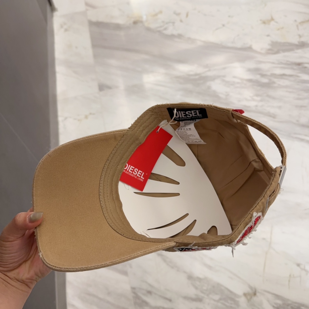 


Diesel 迪赛 棒球帽🧢 。棒球帽🧢，出街必备超好搭配，高品质 内标齐全，赶紧入手！