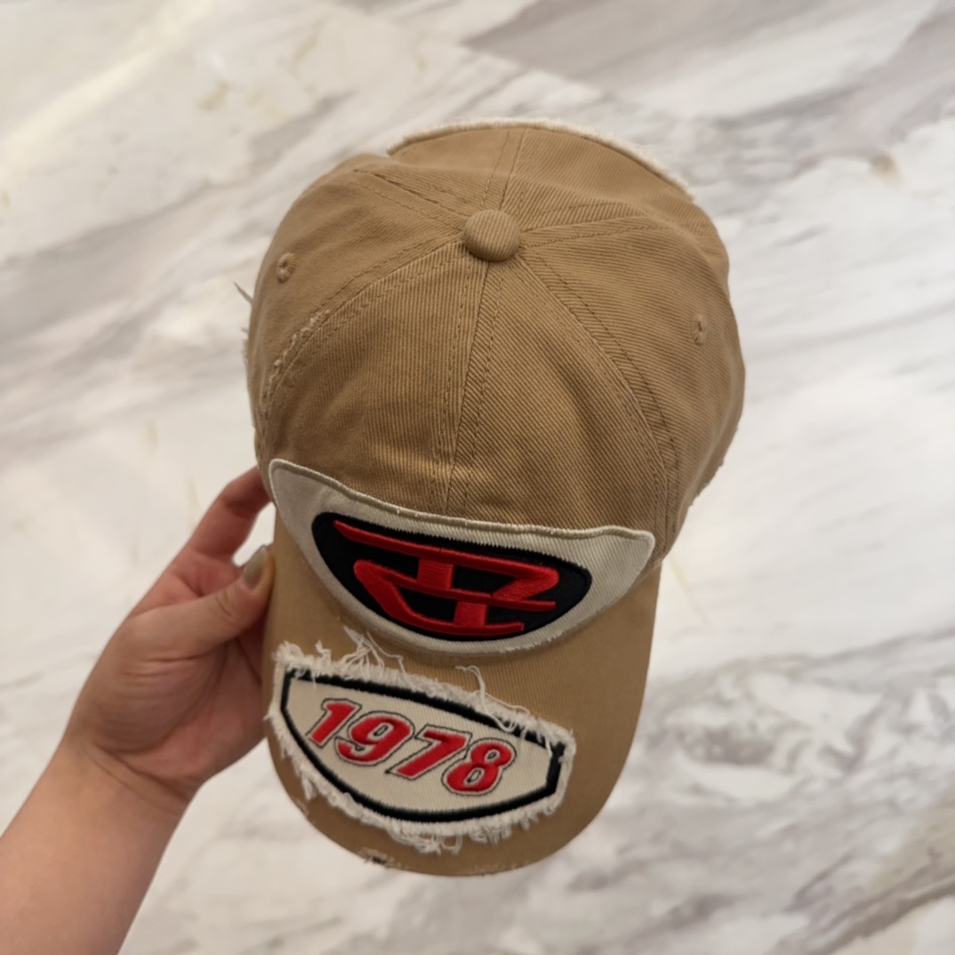 


Diesel 迪赛 棒球帽🧢 。棒球帽🧢，出街必备超好搭配，高品质 内标齐全，赶紧入手！