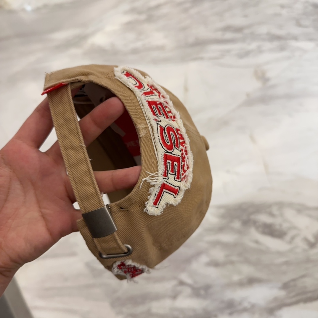 


Diesel 迪赛 棒球帽🧢 。棒球帽🧢，出街必备超好搭配，高品质 内标齐全，赶紧入手！