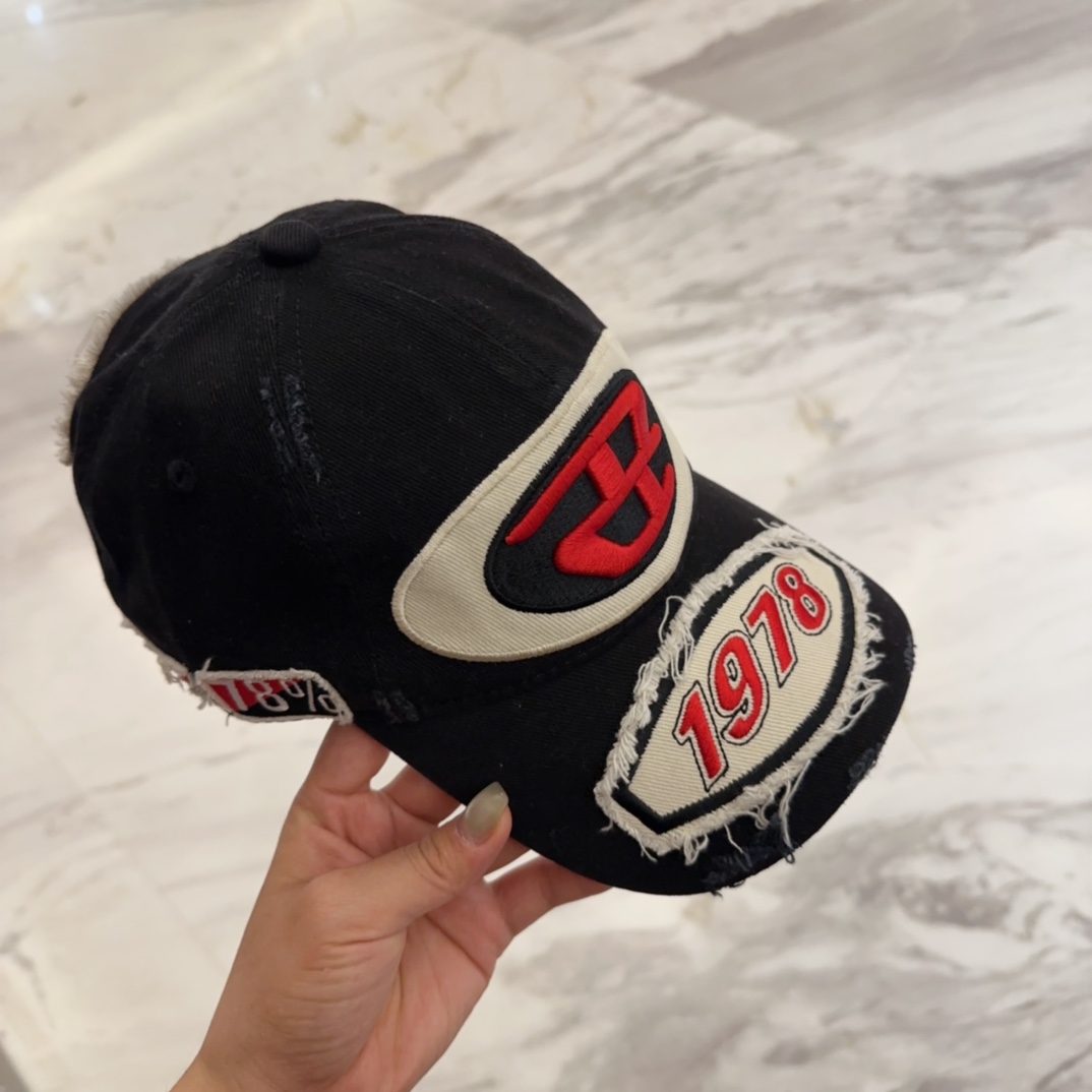 


Diesel 迪赛 棒球帽🧢 。棒球帽🧢，出街必备超好搭配，高品质 内标齐全，赶紧入手！