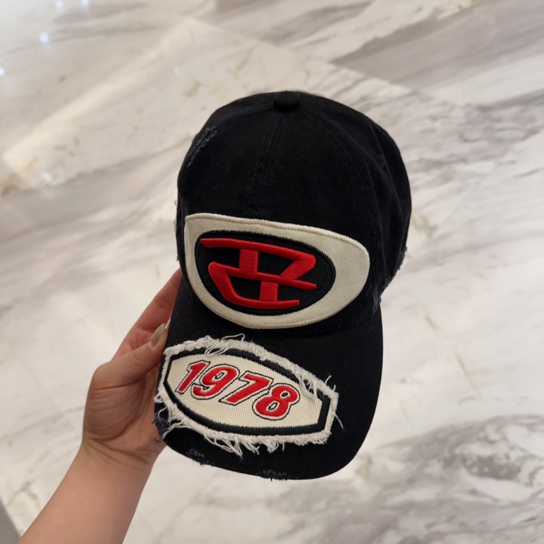 


Diesel 迪赛 棒球帽🧢 。棒球帽🧢，出街必备超好搭配，高品质 内标齐全，赶紧入手！