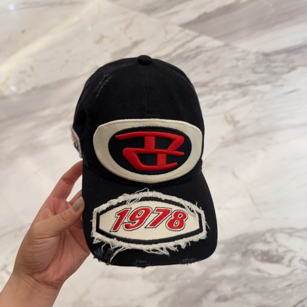 


Diesel 迪赛 棒球帽🧢 。棒球帽🧢，出街必备超好搭配，高品质 内标齐全，赶紧入手！