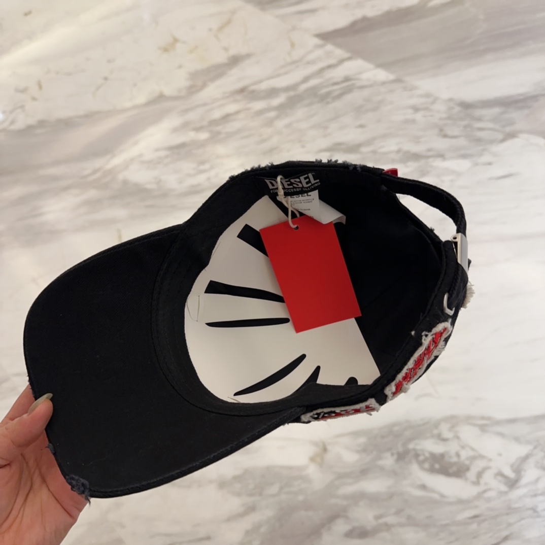 


Diesel 迪赛 棒球帽🧢 。棒球帽🧢，出街必备超好搭配，高品质 内标齐全，赶紧入手！