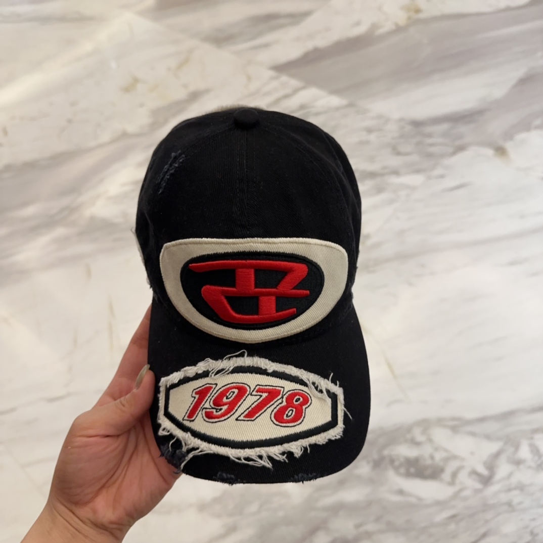 


Diesel 迪赛 棒球帽🧢 。棒球帽🧢，出街必备超好搭配，高品质 内标齐全，赶紧入手！