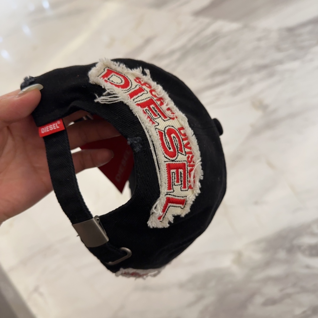 


Diesel 迪赛 棒球帽🧢 。棒球帽🧢，出街必备超好搭配，高品质 内标齐全，赶紧入手！