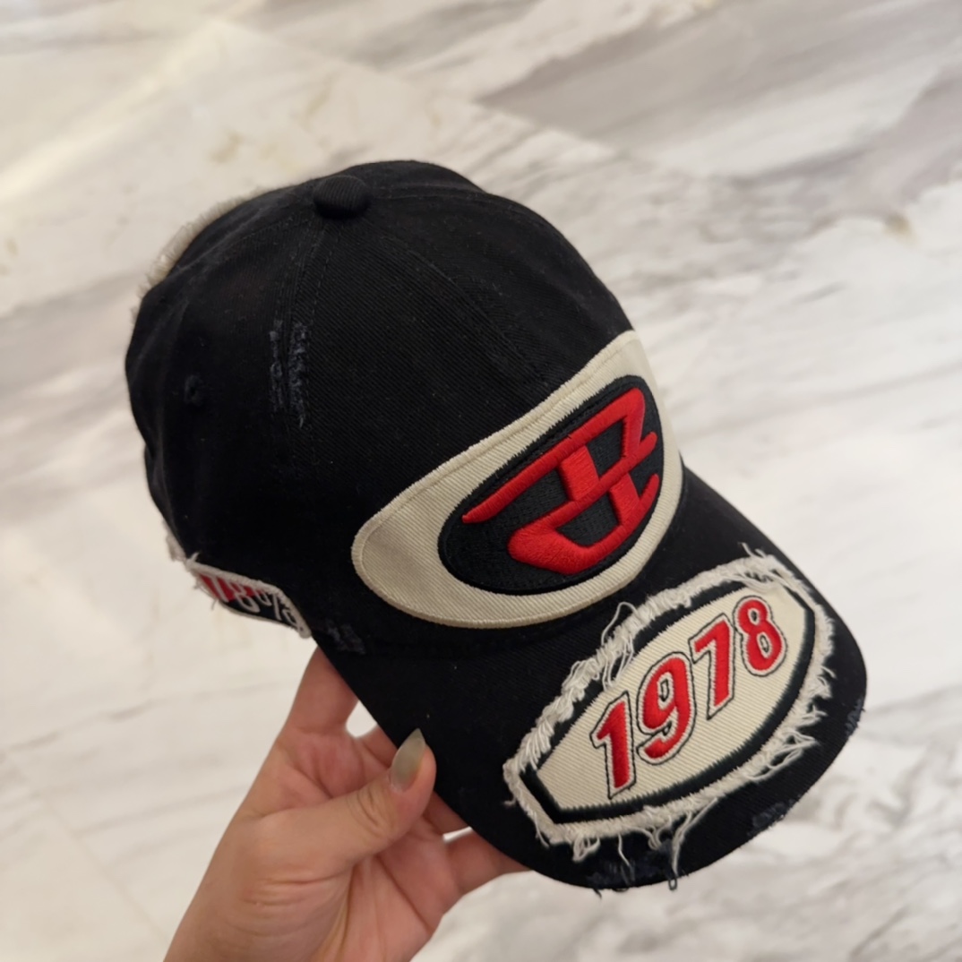 


Diesel 迪赛 棒球帽🧢 。棒球帽🧢，出街必备超好搭配，高品质 内标齐全，赶紧入手！