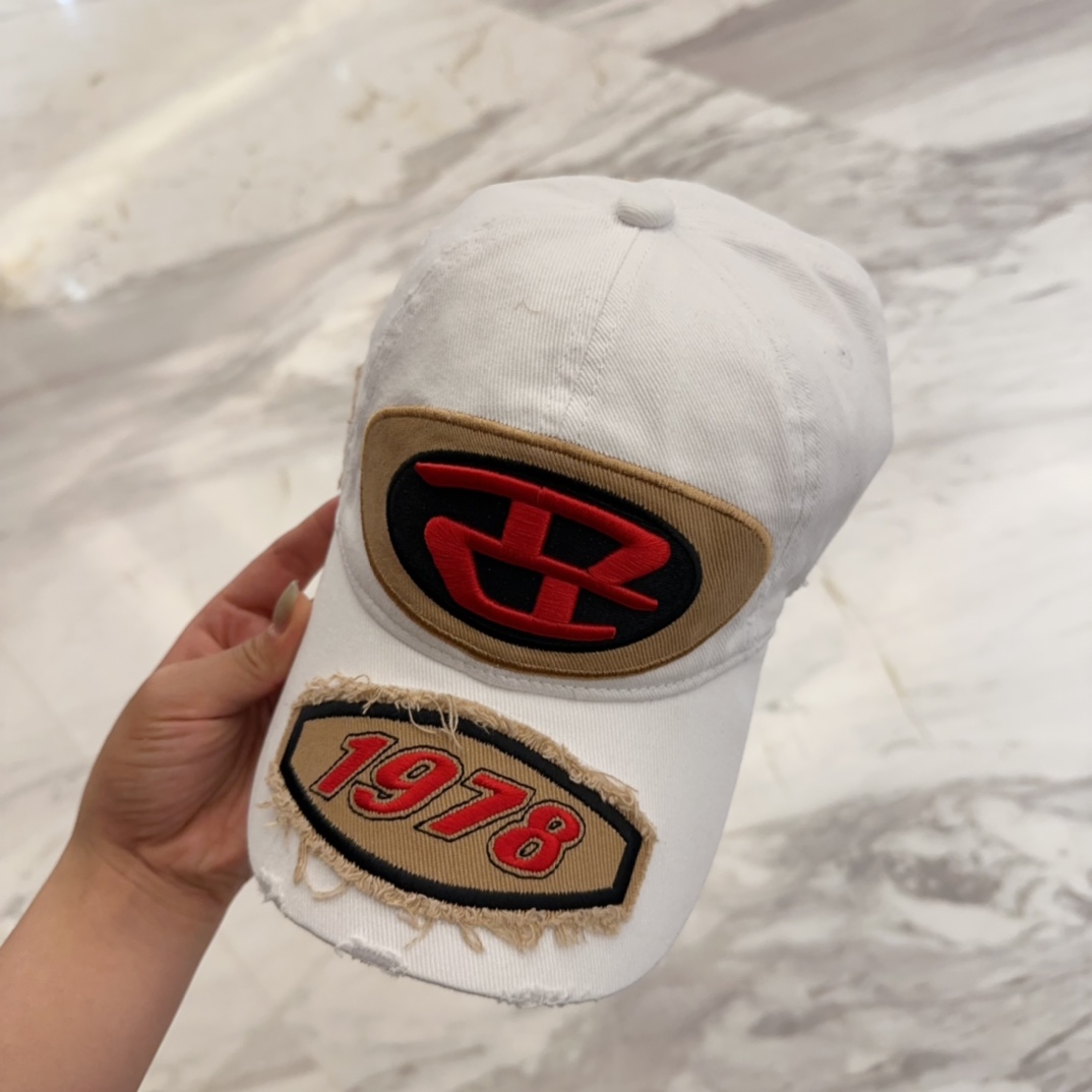 


Diesel 迪赛 棒球帽🧢 。棒球帽🧢，出街必备超好搭配，高品质 内标齐全，赶紧入手！