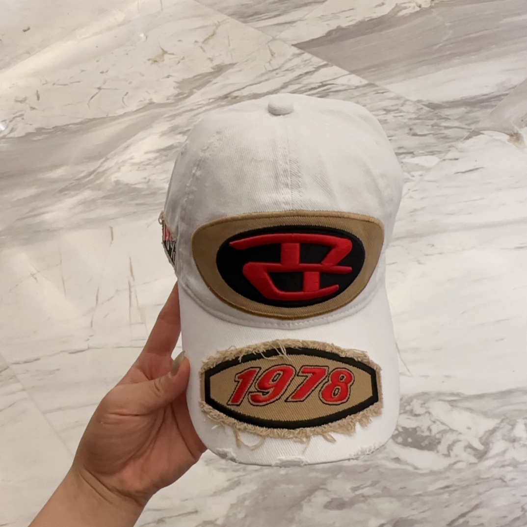 


Diesel 迪赛 棒球帽🧢 。棒球帽🧢，出街必备超好搭配，高品质 内标齐全，赶紧入手！