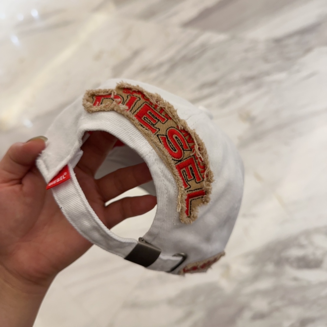 


Diesel 迪赛 棒球帽🧢 。棒球帽🧢，出街必备超好搭配，高品质 内标齐全，赶紧入手！
