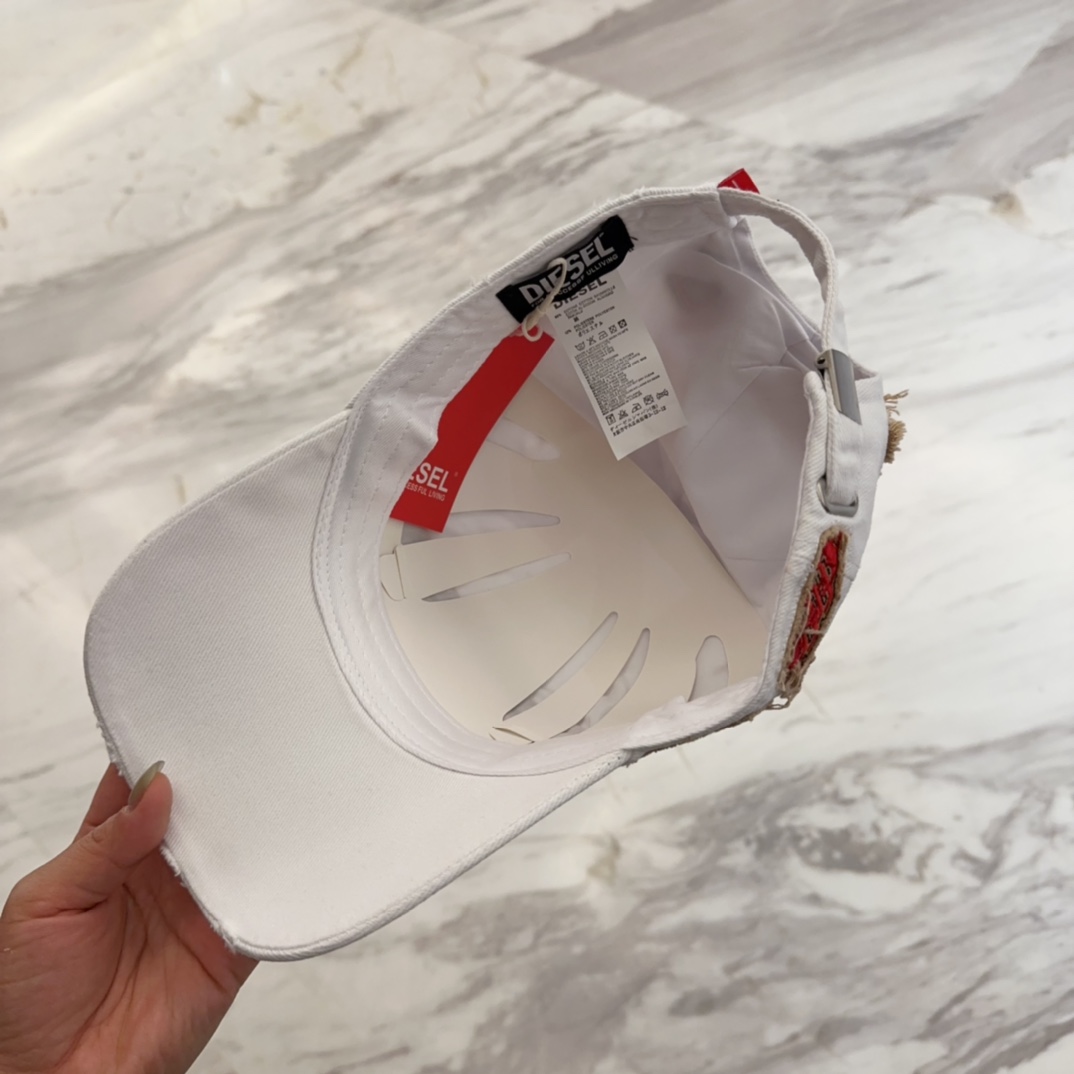 


Diesel 迪赛 棒球帽🧢 。棒球帽🧢，出街必备超好搭配，高品质 内标齐全，赶紧入手！