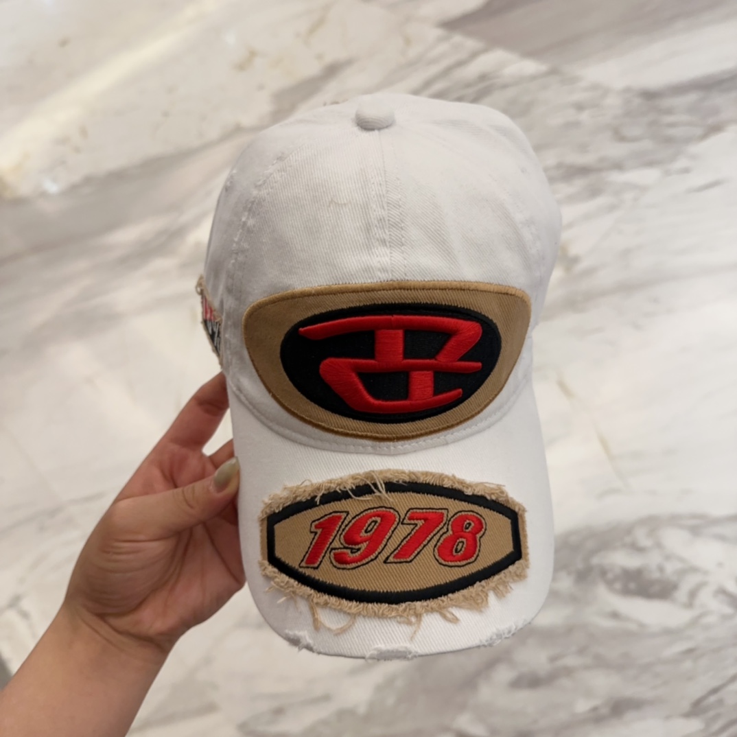 


Diesel 迪赛 棒球帽🧢 。棒球帽🧢，出街必备超好搭配，高品质 内标齐全，赶紧入手！