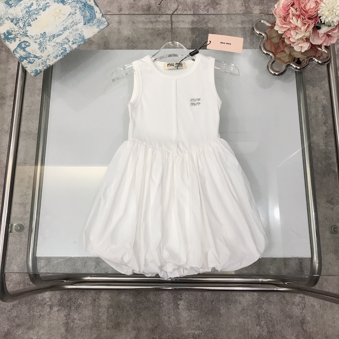 NO:337742,【Spot delivery】 New spring and summer style ·ss MIUMIU sleeveless vest robe flower bud skirt classic exquisite patch logo with retro silver shiny high-pressure stamping and impotence, not easy to fall off. The upper body part is elastic pure cotton to create a skirt with fluffy and quick-drying breathable fabric texture fairy airy, ~ three-dimensional tailoring exquisite original single fabric High version quality Simple and generous style The upper body looks very good, the style is super good, color white black size-110-120-130-140-150 [CM] counter packaging 10, clothes, miumiu, skirts,19860909【现货发】  春夏新款 ·ss MIUMIU无袖背心连衣花苞裙 经典精致贴布章标小logo标志搭配复古银色亮晶晶高压印烫 不易脱落 上身部分弹性纯棉打造搭配裙摆蓬松速干透气面料质地 仙气飘飘,～立体剪裁 精致原单布料 高版本质量 简单大方款式 上身非常好看 版型超赞 颜色白色 黑色 size-110-120-130-140-150【CM】  专柜包装10,衣服,miumiu,skirts,,Children's