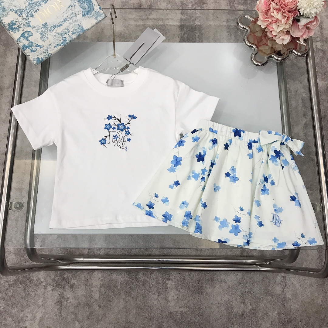 NO:337661,[Spot shipment] Size 90- DIO* /SS Skirt [Short Sleeve Skirt] Dark blue sequin embroidered logo round neck T-shirt with smooth and soft chiffon full petal pattern printed logo skirt Side webbing bow design New summer style ~ combed cotton fabric skin-friendly and refreshing upper body comfortable and breathable and high-end wide threaded neckline design High-end fashionable style, using imported high-end custom-made high-quality organic cotton fabric comfortable and breathable The upper body effect is very good Color White Size 90-100-110-120-130-140-【CM】 Requires counter packaging, clothes, dior, skirts, T-shirt, tees, t-shirt,19860909【现货发】  尺寸90- DIO* /SS 套裙【短袖半裙】深蓝色系亮片刺绣logo圆领T恤 搭配顺滑柔软雪纺全面花瓣图案印花logo半裙 侧边织带绑蝴蝶结设计 夏季新款～精梳棉面料亲肤透爽 上身舒适透气又高级 宽大螺纹领口设计 高级时髦款,采用进口高端定制精选优质有机棉面料 舒适透气 上身效果非常好 颜色 白色 尺码90-100-110-120-130-140-【CM】 需要专柜包装元,衣服,dior,skirts,T-shirt,tees，t-shirt,,Children's