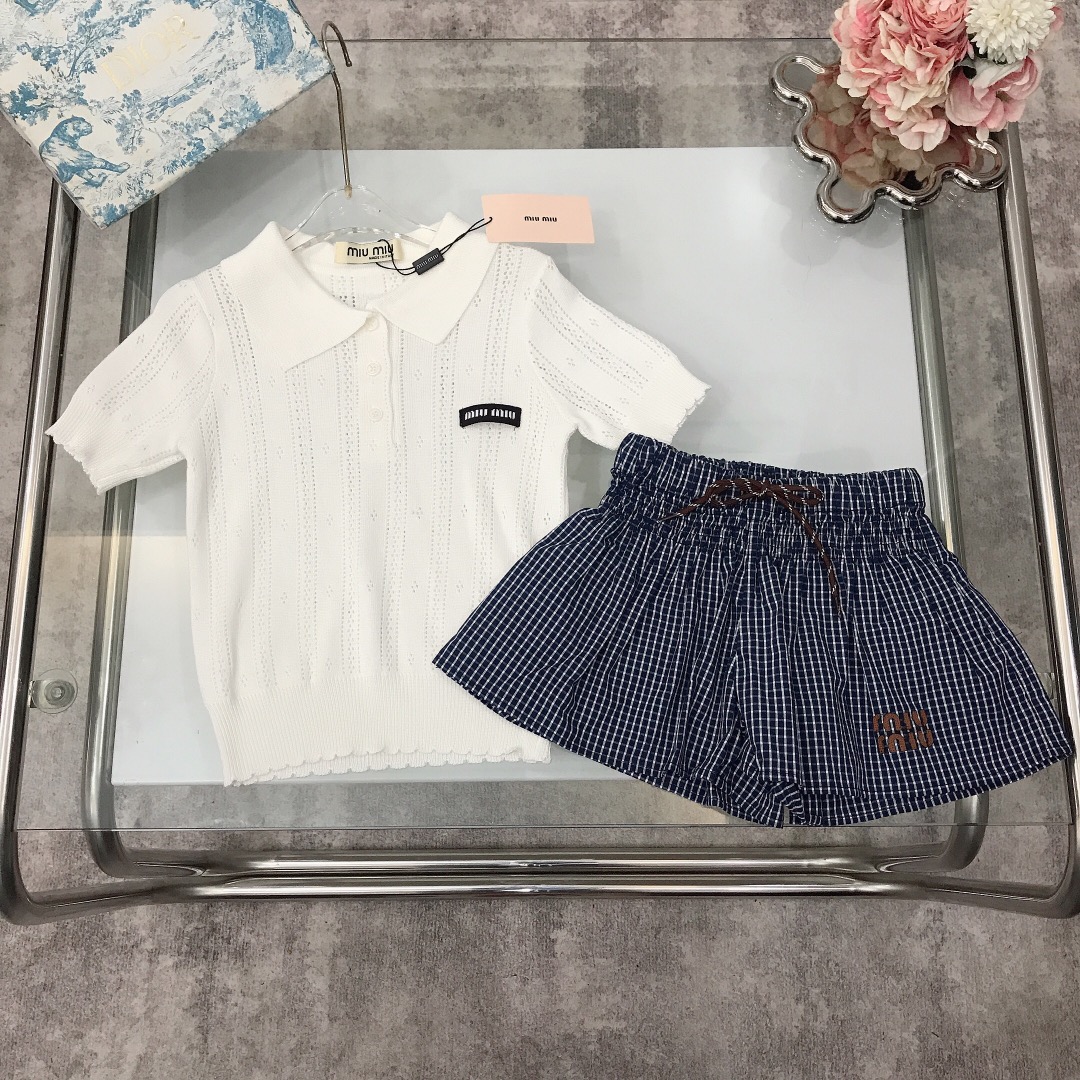 NO:337446,[Spot shipment] Size - MIUMIU Girls Set [Holved Knitted Sweater Polo Shirt Shorts Skirt] Pure Cotton Texture Soft and Delicate Delicate Summer Hollow Design Style Classic Flag Logo on the chest with sporty slack checked A-spoke short skirt pants, showing playful and cuteness, soft and comfortable, skin-friendly and not tied, excellent upper body effect, a must-have artifact for princess~ size size-110-120-130-140-150-【CM】 Counter packaging 70, clothes, miumiu, skirts, shorts,19860909【现货发】  尺寸-  MIUMIU 女童套装【镂空针织衫Polo衫短裤裙】纯棉质地 柔软细腻 精致款 夏季镂空设计风格 胸前经典章标LOGO搭配运动松弛格纹A摆短裙裤,尽显俏皮跟可爱 柔顺舒适 亲肤不扎 上身效果极好 公主的必备神器～  size尺码-110-120-130-140-150-【CM】 专柜包装70,衣服,miumiu,skirts,shorts,,Children's