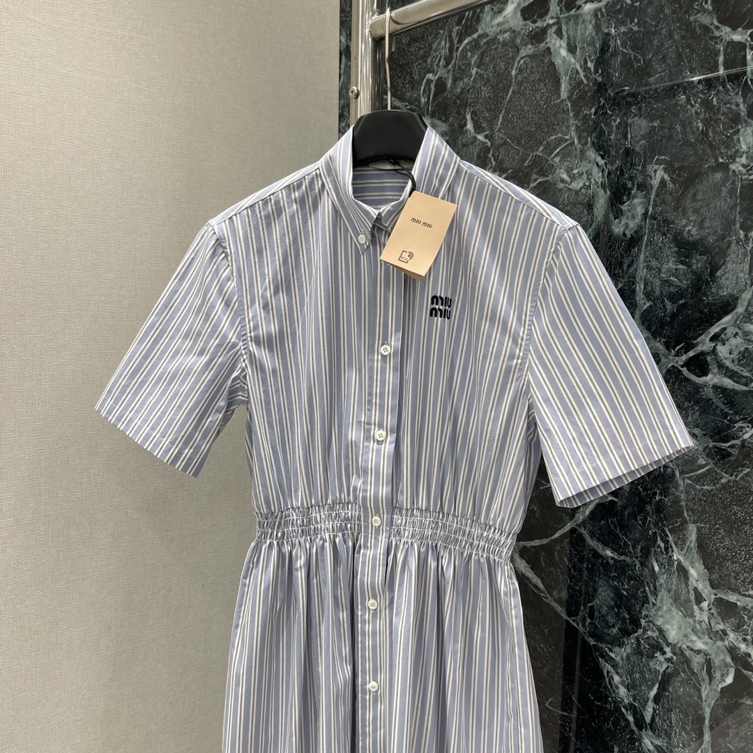 
Miu 25夏季新款 条纹短袖衬衫连衣裙 经典品牌logo刺绣点缀，收腰裙摆灵动飘逸，勾勒曼妙身姿。无