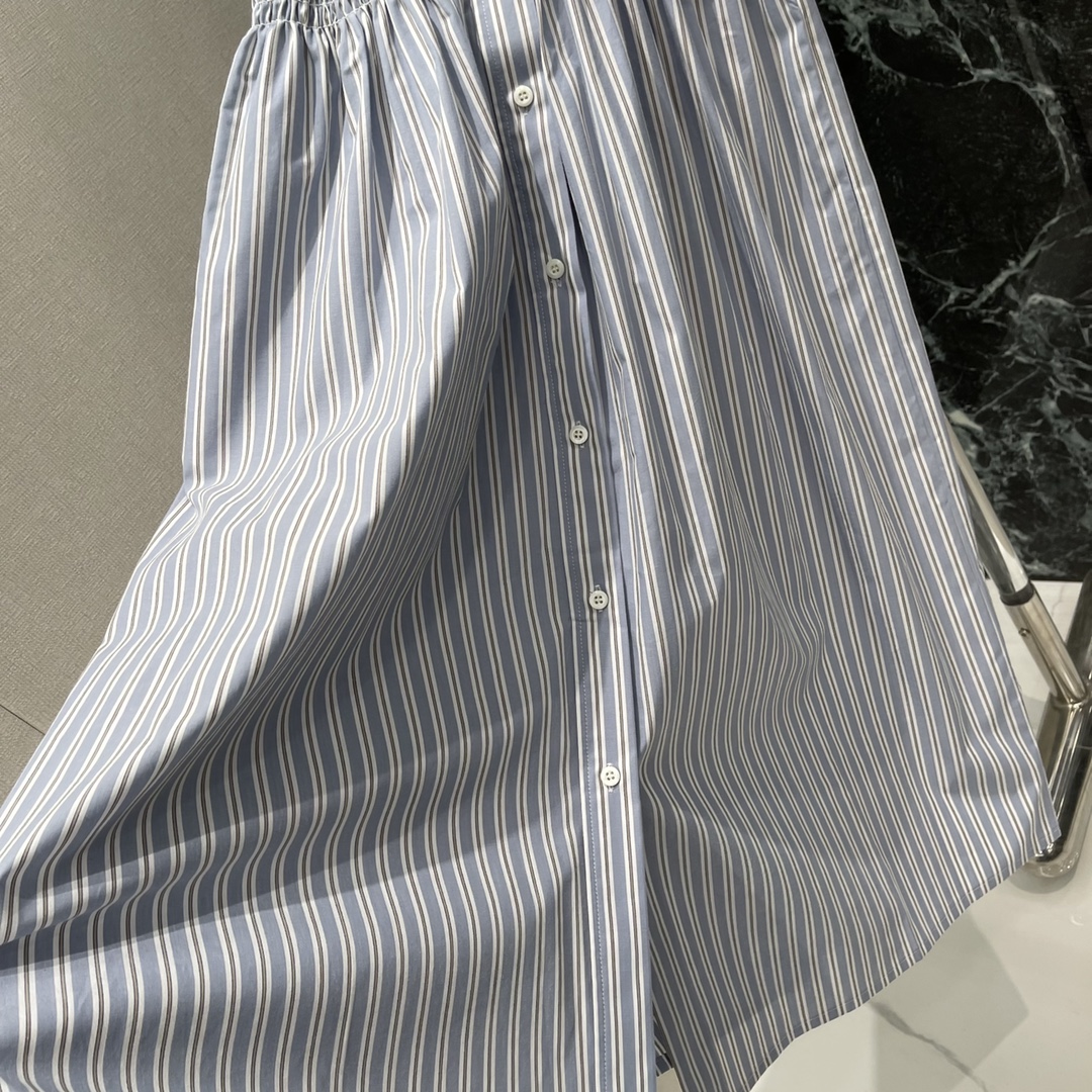 
Miu 25夏季新款 条纹短袖衬衫连衣裙 经典品牌logo刺绣点缀，收腰裙摆灵动飘逸，勾勒曼妙身姿。无