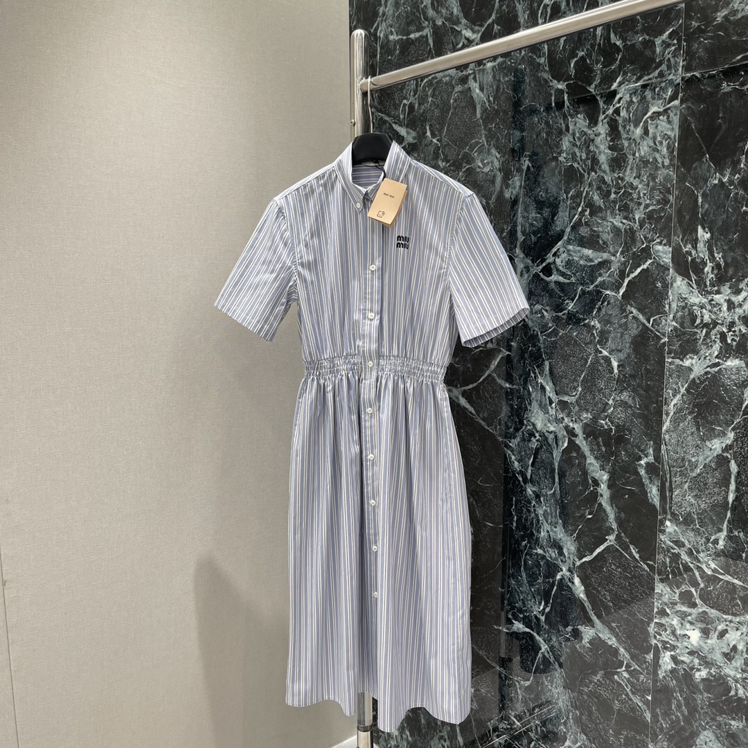 
Miu 25夏季新款 条纹短袖衬衫连衣裙 经典品牌logo刺绣点缀，收腰裙摆灵动飘逸，勾勒曼妙身姿。无