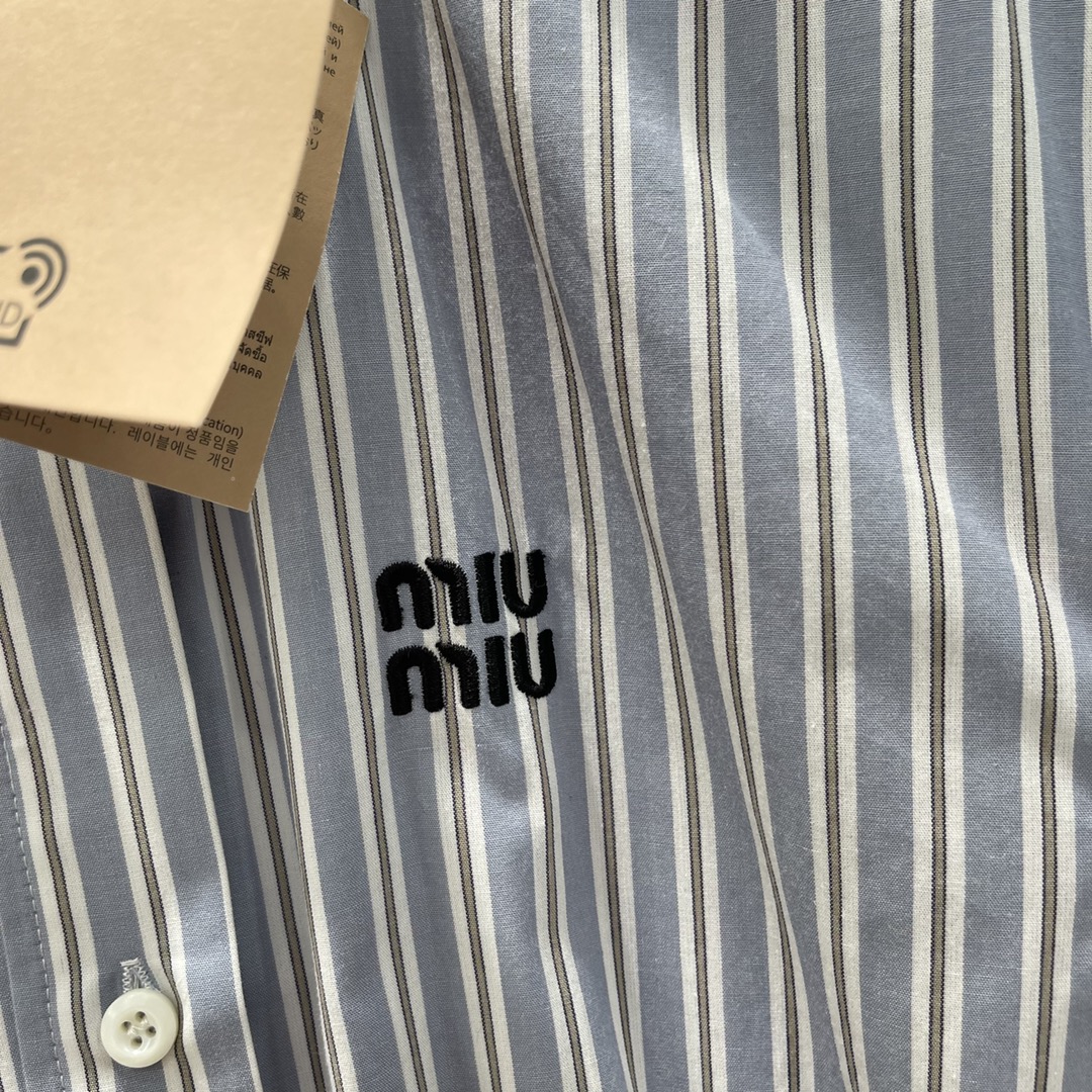 
Miu 25夏季新款 条纹短袖衬衫连衣裙 经典品牌logo刺绣点缀，收腰裙摆灵动飘逸，勾勒曼妙身姿。无