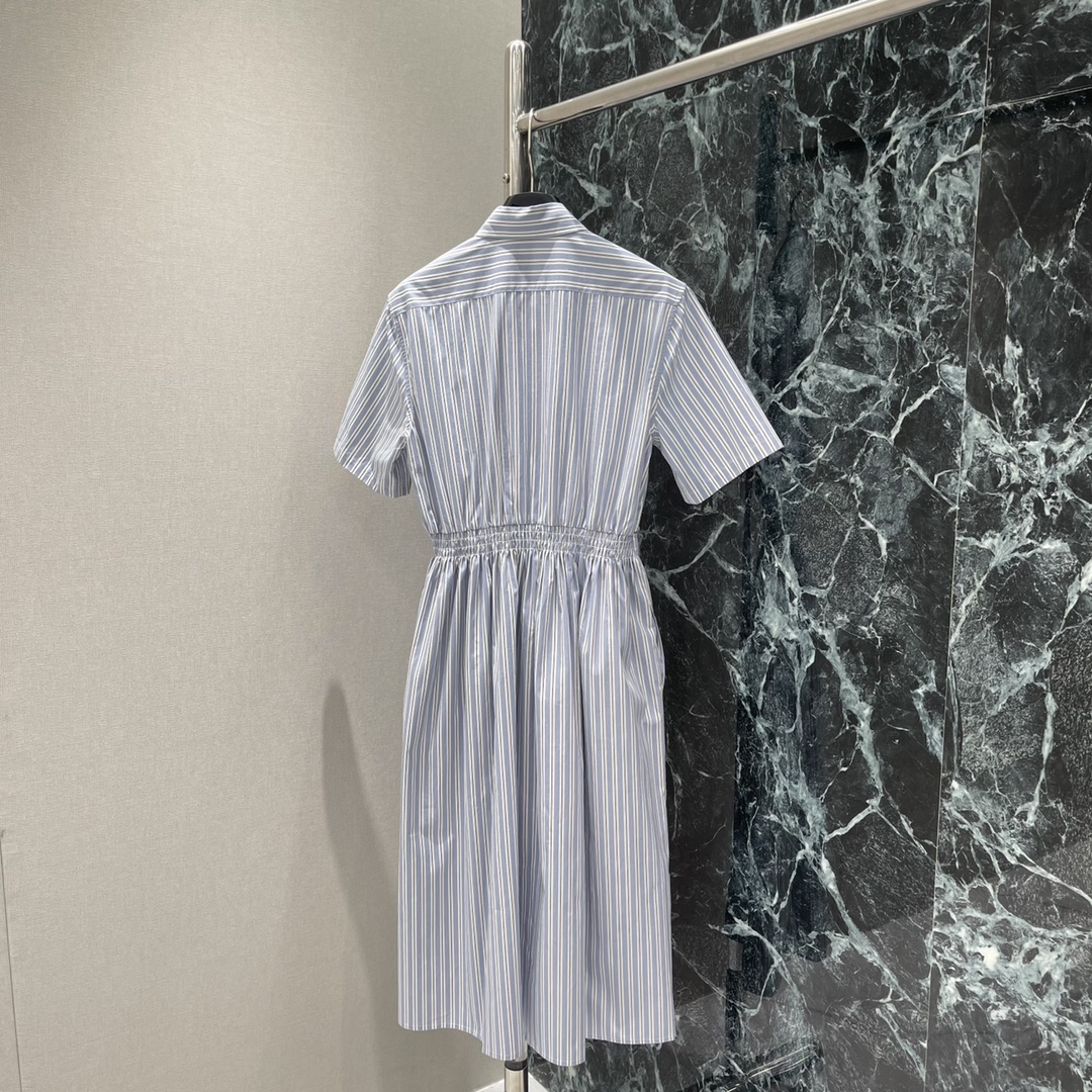 
Miu 25夏季新款 条纹短袖衬衫连衣裙 经典品牌logo刺绣点缀，收腰裙摆灵动飘逸，勾勒曼妙身姿。无