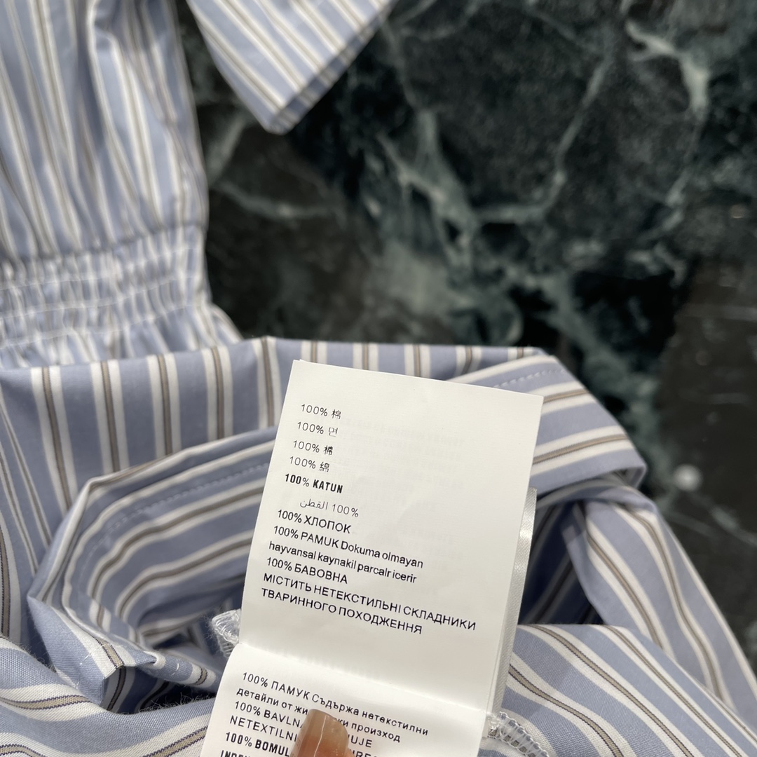 
Miu 25夏季新款 条纹短袖衬衫连衣裙 经典品牌logo刺绣点缀，收腰裙摆灵动飘逸，勾勒曼妙身姿。无