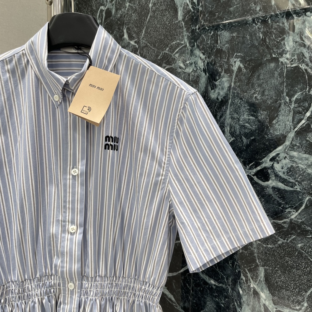 
Miu 25夏季新款 条纹短袖衬衫连衣裙 经典品牌logo刺绣点缀，收腰裙摆灵动飘逸，勾勒曼妙身姿。无