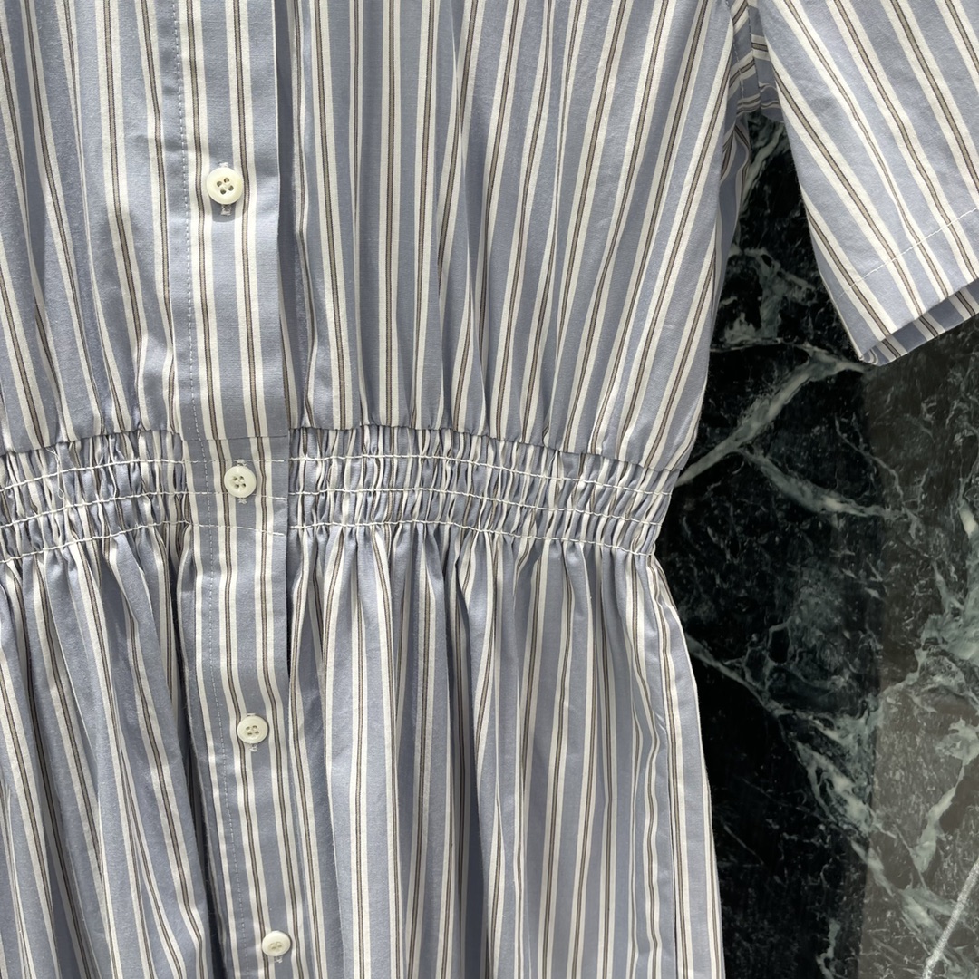 
Miu 25夏季新款 条纹短袖衬衫连衣裙 经典品牌logo刺绣点缀，收腰裙摆灵动飘逸，勾勒曼妙身姿。无