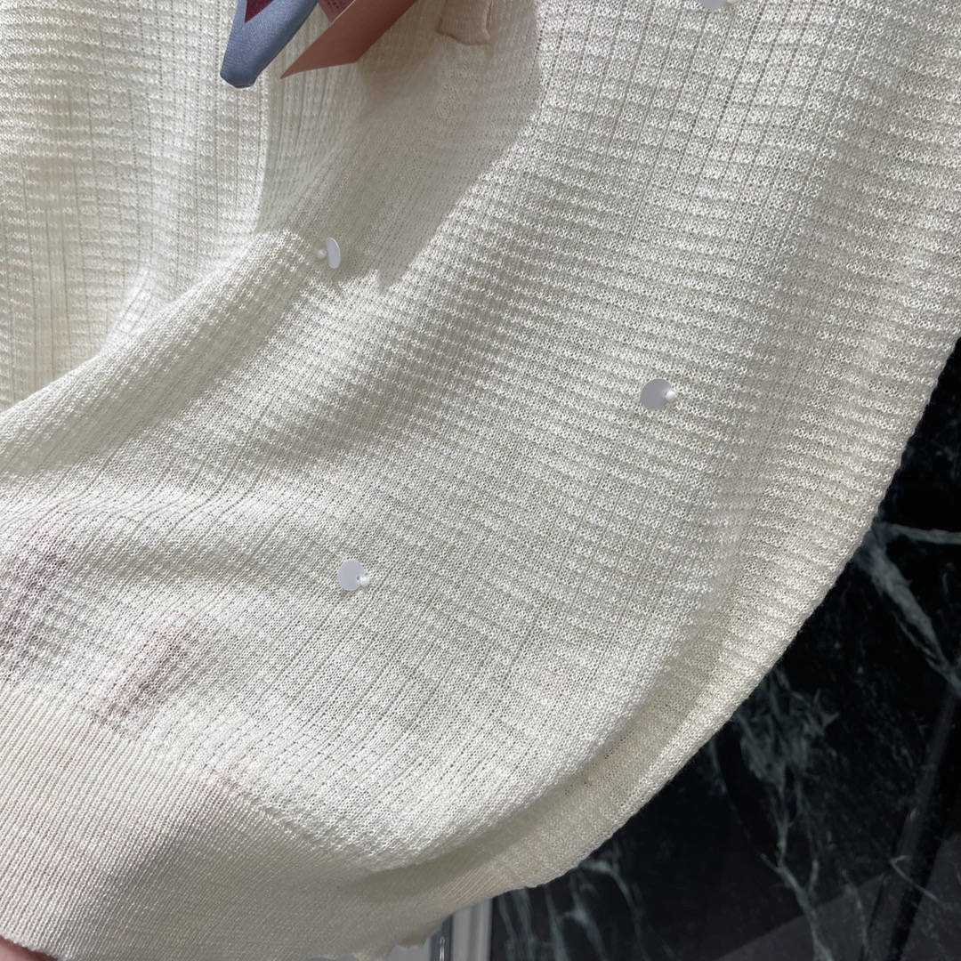 
Miu 25夏季新款 镂空针织翻领短袖 通体利用镂空钩针肌理交织 搭配波点领巾 凸显穿搭高级感 胸前刺