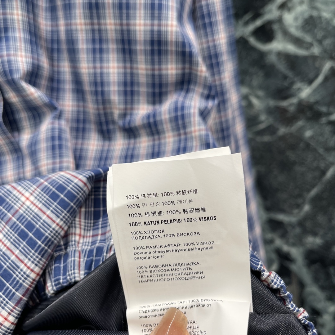 
Miu 25夏季新款 格纹夹克外套 胸前字母微标贴布平添标志性元素 休闲系列廓形与Polo格纹演绎轻松