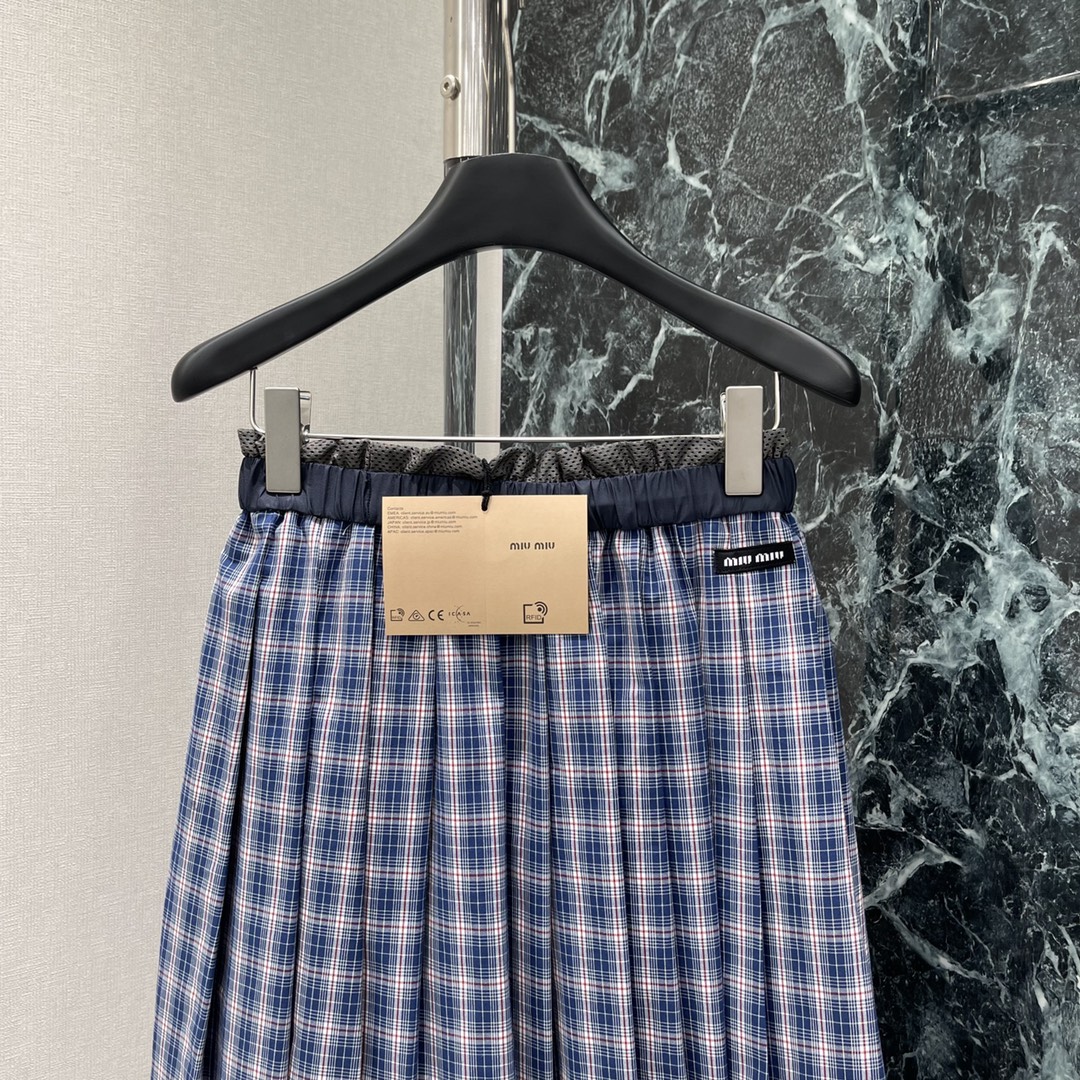 
Miu 25夏季新款 格纹百褶长半裙 松紧中高腰百褶裙身 一条裙子超大用料 褶位和褶量精致 垂感非常好