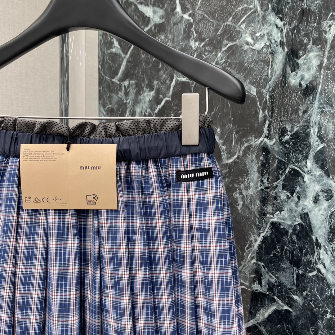 
Miu 25夏季新款 格纹百褶长半裙 松紧中高腰百褶裙身 一条裙子超大用料 褶位和褶量精致 垂感非常好