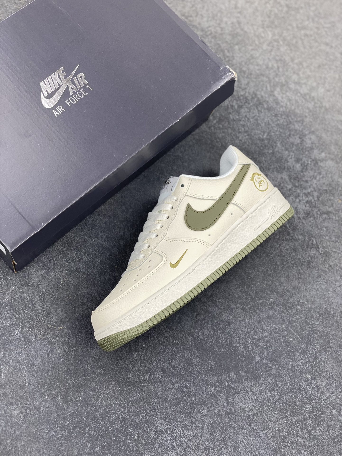 图片[7]-Nike Air Force 1 Low 空军一号低帮百搭休闲运动板鞋。柔软、弹性十足的缓震性能和出色的中底设计，横跨复古与现代的外型结合，造就出风靡全球三十多年的Force 1，直到今天还深受青睐。 货号：DF0180-007 尺码：36 36.5 37.5 38 38.5 39 40 40.5 41 42 42.5 43 44 44.5 45-选品中心