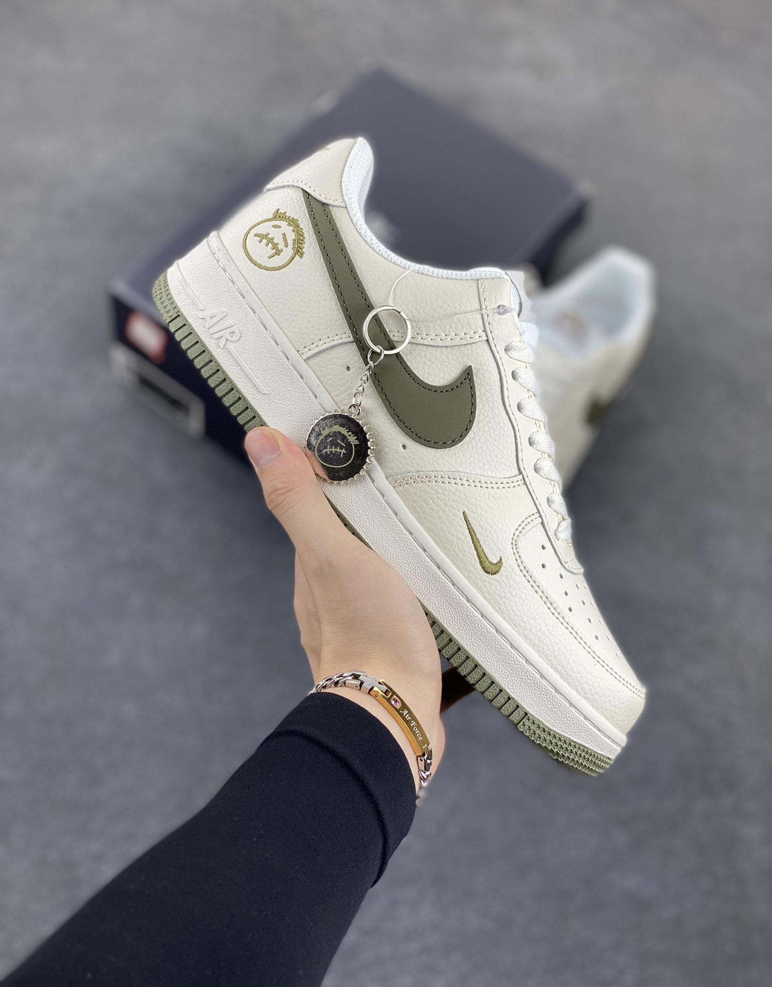 Nike Air Force 1 Low 空军一号低帮百搭休闲运动板鞋。柔软、弹性十足的缓震性能和出色的中底设计，横跨复古与现代的外型结合，造就出风靡全球三十多年的Force 1，直到今天还深受青睐。 货号：DF0180-007 尺码：36 36.5 37.5 38 38.5 39 40 40.5 41 42 42.5 43 44 44.5 45-选品中心