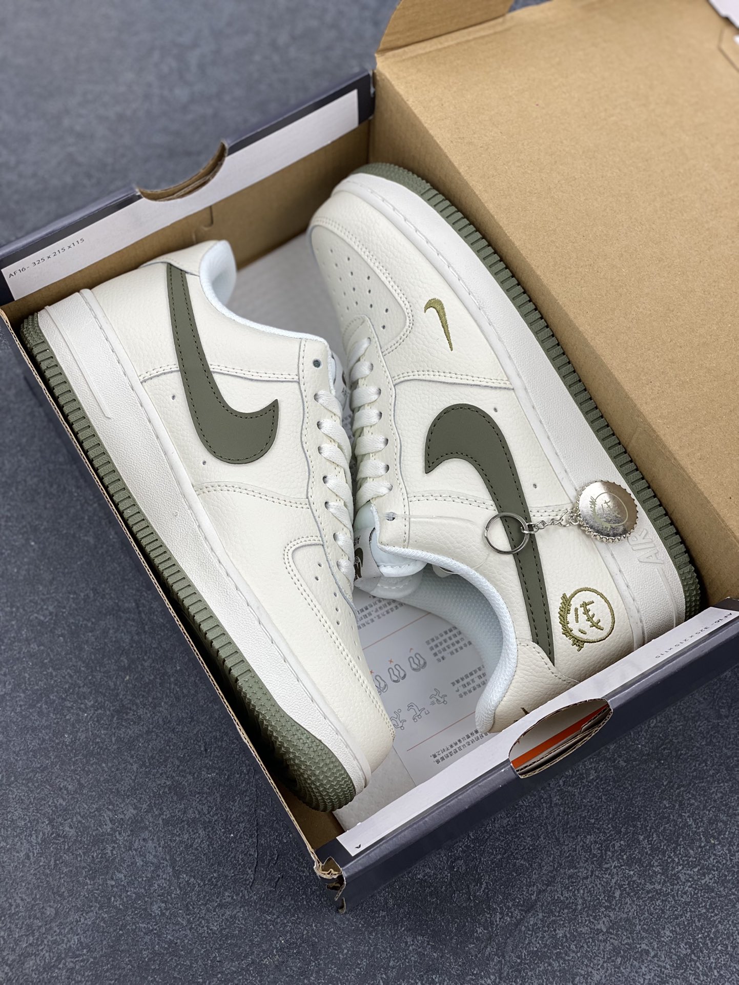 图片[9]-Nike Air Force 1 Low 空军一号低帮百搭休闲运动板鞋。柔软、弹性十足的缓震性能和出色的中底设计，横跨复古与现代的外型结合，造就出风靡全球三十多年的Force 1，直到今天还深受青睐。 货号：DF0180-007 尺码：36 36.5 37.5 38 38.5 39 40 40.5 41 42 42.5 43 44 44.5 45-选品中心