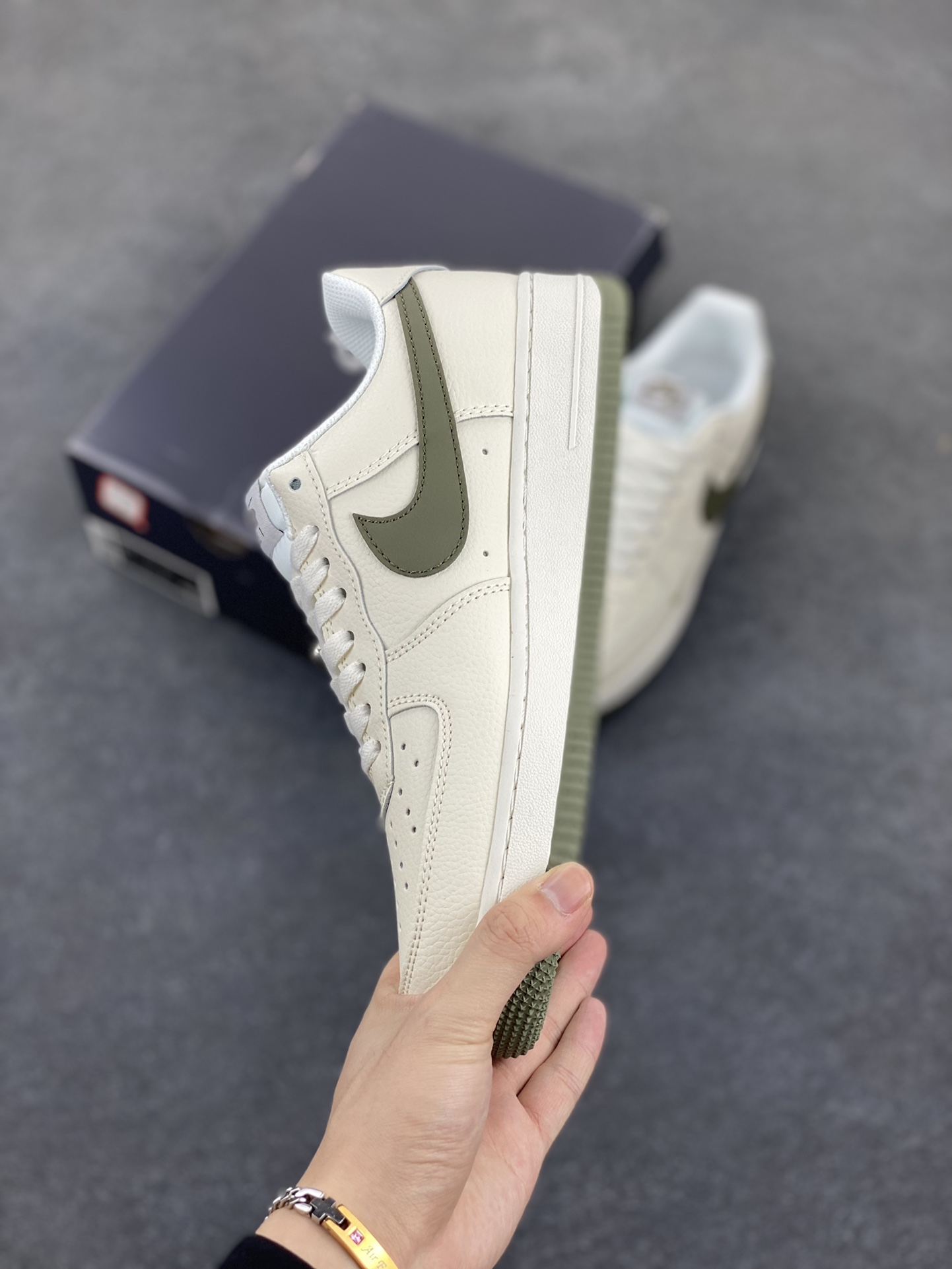 图片[3]-Nike Air Force 1 Low 空军一号低帮百搭休闲运动板鞋。柔软、弹性十足的缓震性能和出色的中底设计，横跨复古与现代的外型结合，造就出风靡全球三十多年的Force 1，直到今天还深受青睐。 货号：DF0180-007 尺码：36 36.5 37.5 38 38.5 39 40 40.5 41 42 42.5 43 44 44.5 45-选品中心