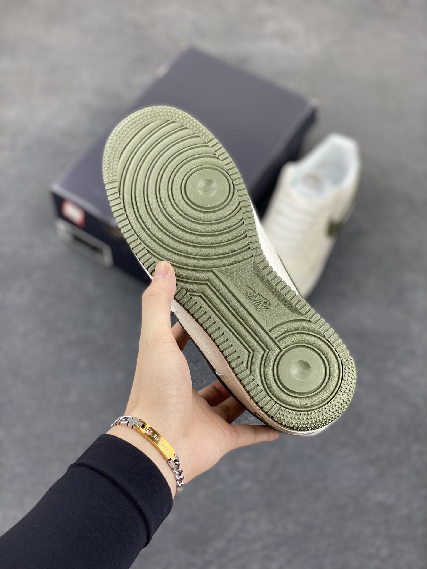 图片[5]-Nike Air Force 1 Low 空军一号低帮百搭休闲运动板鞋。柔软、弹性十足的缓震性能和出色的中底设计，横跨复古与现代的外型结合，造就出风靡全球三十多年的Force 1，直到今天还深受青睐。 货号：DF0180-007 尺码：36 36.5 37.5 38 38.5 39 40 40.5 41 42 42.5 43 44 44.5 45-选品中心