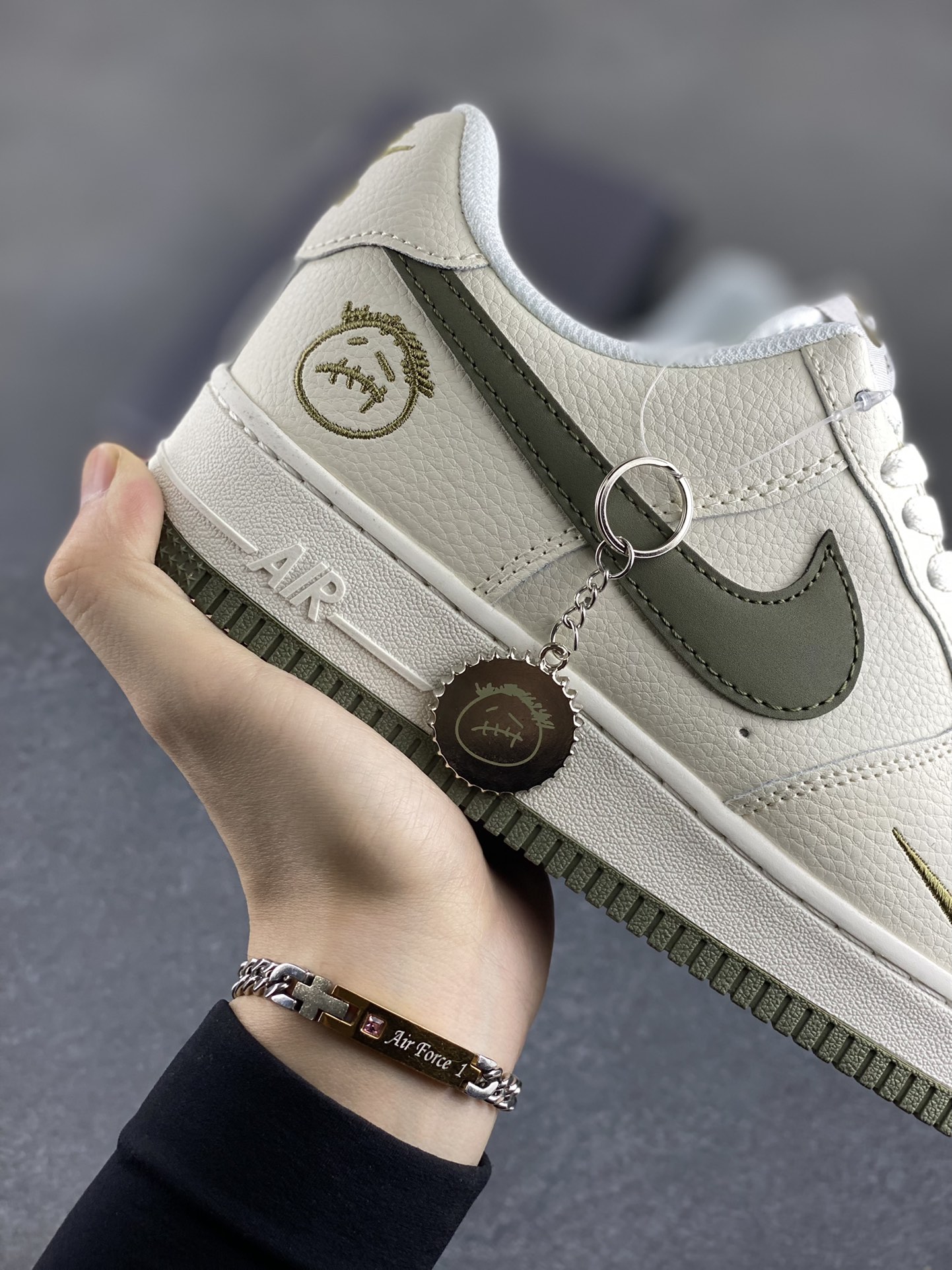 图片[6]-Nike Air Force 1 Low 空军一号低帮百搭休闲运动板鞋。柔软、弹性十足的缓震性能和出色的中底设计，横跨复古与现代的外型结合，造就出风靡全球三十多年的Force 1，直到今天还深受青睐。 货号：DF0180-007 尺码：36 36.5 37.5 38 38.5 39 40 40.5 41 42 42.5 43 44 44.5 45-选品中心