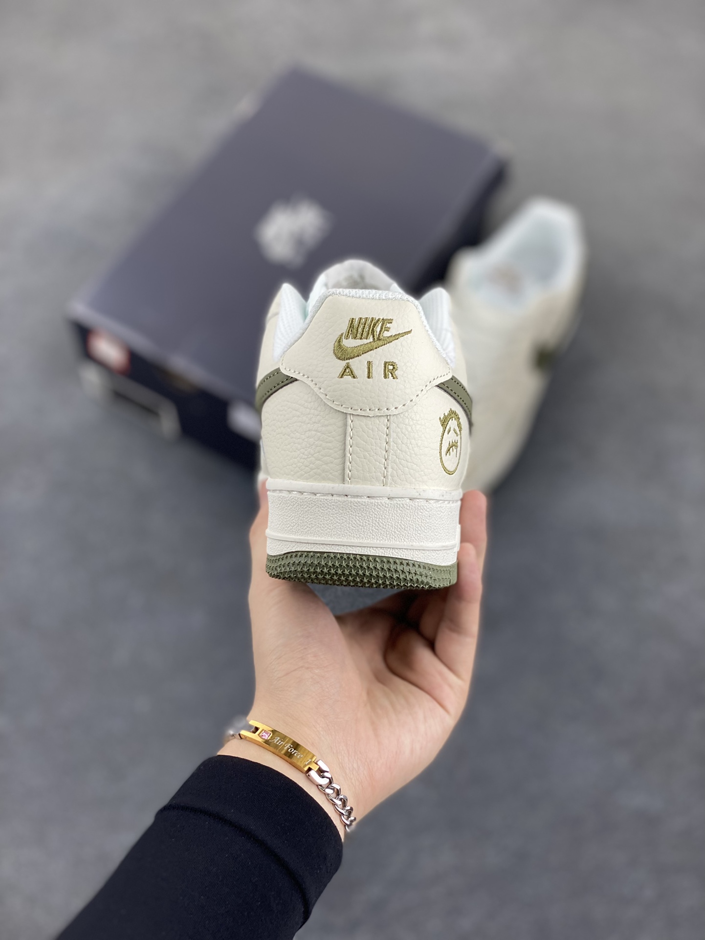 图片[4]-Nike Air Force 1 Low 空军一号低帮百搭休闲运动板鞋。柔软、弹性十足的缓震性能和出色的中底设计，横跨复古与现代的外型结合，造就出风靡全球三十多年的Force 1，直到今天还深受青睐。 货号：DF0180-007 尺码：36 36.5 37.5 38 38.5 39 40 40.5 41 42 42.5 43 44 44.5 45-选品中心