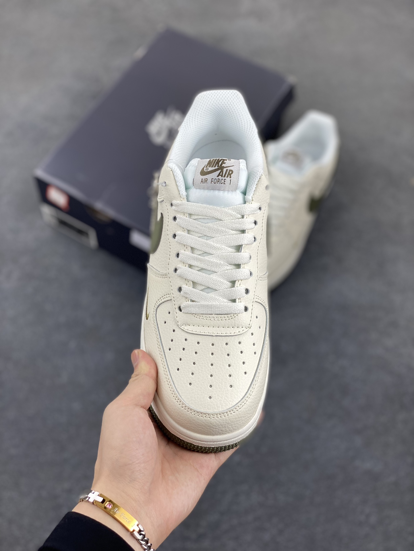 图片[2]-Nike Air Force 1 Low 空军一号低帮百搭休闲运动板鞋。柔软、弹性十足的缓震性能和出色的中底设计，横跨复古与现代的外型结合，造就出风靡全球三十多年的Force 1，直到今天还深受青睐。 货号：DF0180-007 尺码：36 36.5 37.5 38 38.5 39 40 40.5 41 42 42.5 43 44 44.5 45-选品中心