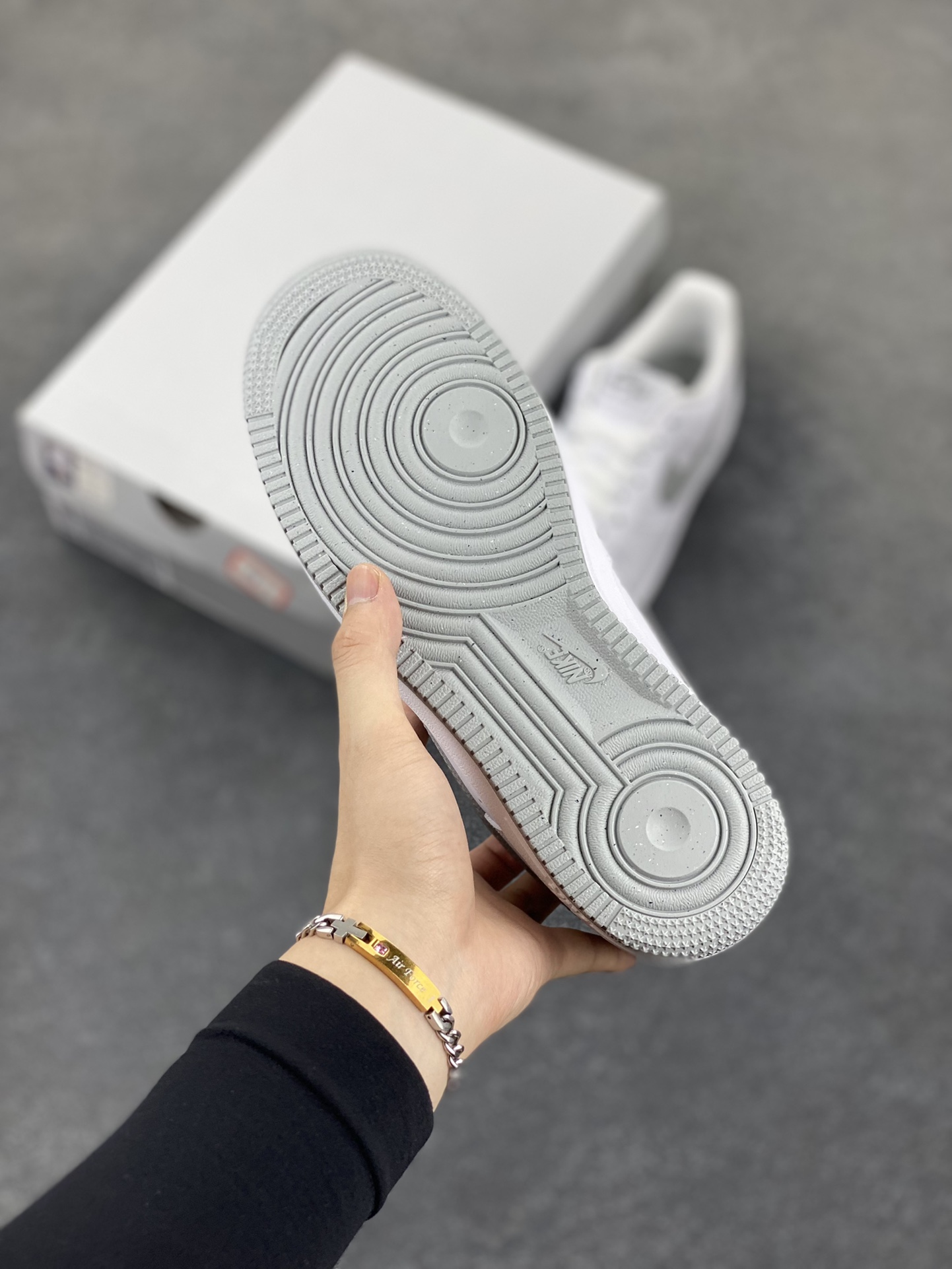 图片[5]-Nike Air Force 1‘07 Low 白灰 空军一号低帮休闲板鞋 原楦头原纸板 打造纯正空军版型#专注外贸渠道 全掌内置蜂窝气垫 #原盒配件 原厂中底钢印、拉帮完美 货号：FJ4146-100 尺码：36 36.5 37.5 38 38.5 39 40 40.5 41 42 42.5 43 44 44.5 45-选品中心