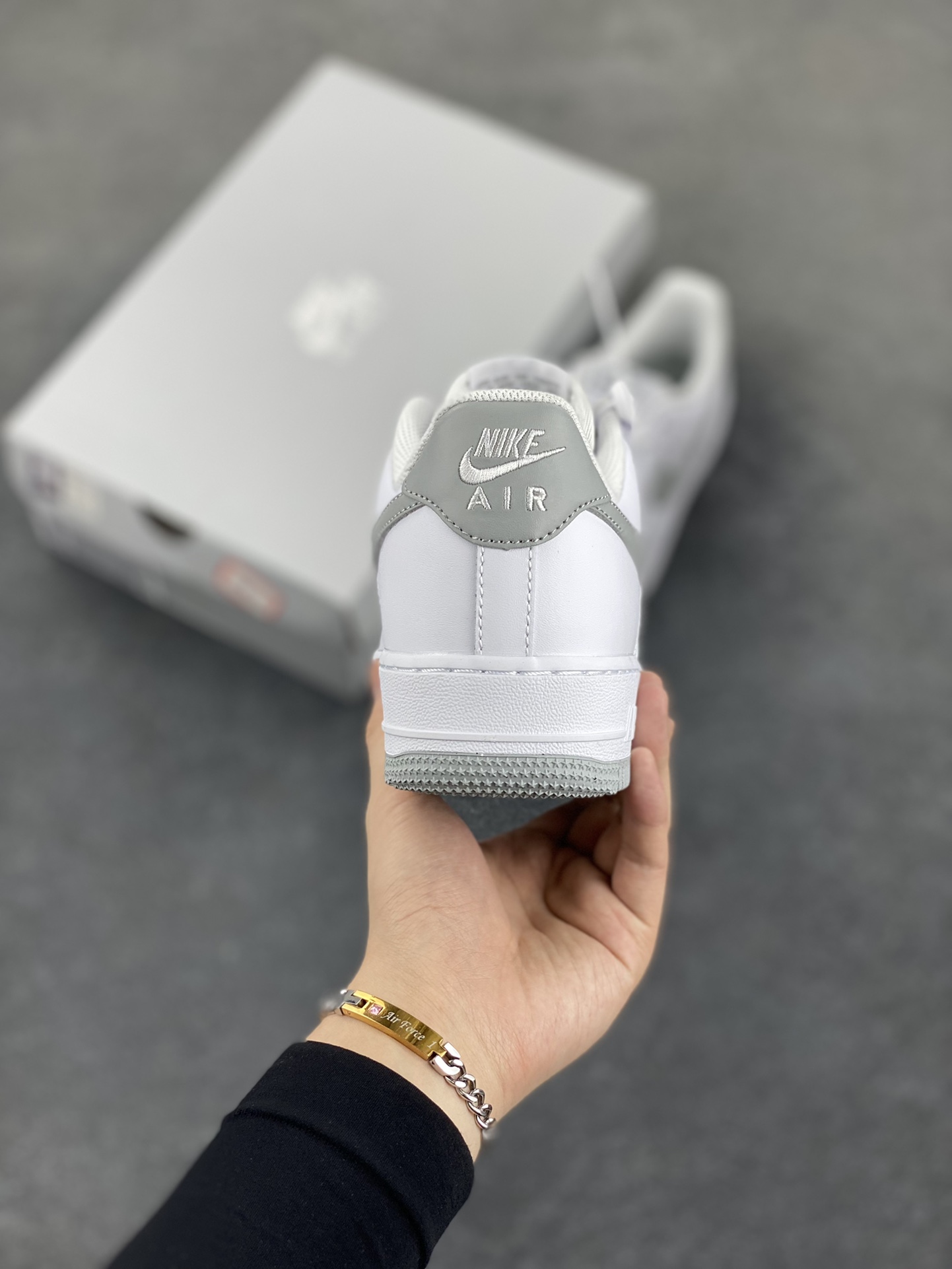 图片[4]-Nike Air Force 1‘07 Low 白灰 空军一号低帮休闲板鞋 原楦头原纸板 打造纯正空军版型#专注外贸渠道 全掌内置蜂窝气垫 #原盒配件 原厂中底钢印、拉帮完美 货号：FJ4146-100 尺码：36 36.5 37.5 38 38.5 39 40 40.5 41 42 42.5 43 44 44.5 45-选品中心