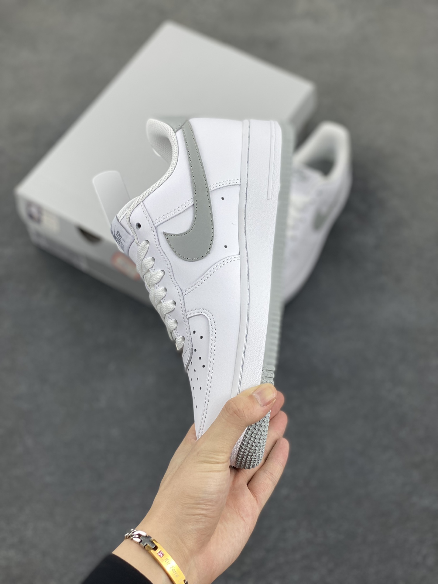 图片[3]-Nike Air Force 1‘07 Low 白灰 空军一号低帮休闲板鞋 原楦头原纸板 打造纯正空军版型#专注外贸渠道 全掌内置蜂窝气垫 #原盒配件 原厂中底钢印、拉帮完美 货号：FJ4146-100 尺码：36 36.5 37.5 38 38.5 39 40 40.5 41 42 42.5 43 44 44.5 45-选品中心