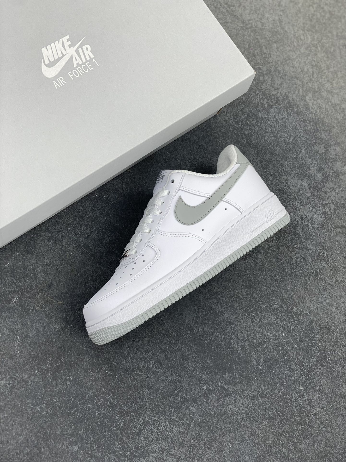 图片[7]-Nike Air Force 1‘07 Low 白灰 空军一号低帮休闲板鞋 原楦头原纸板 打造纯正空军版型#专注外贸渠道 全掌内置蜂窝气垫 #原盒配件 原厂中底钢印、拉帮完美 货号：FJ4146-100 尺码：36 36.5 37.5 38 38.5 39 40 40.5 41 42 42.5 43 44 44.5 45-选品中心