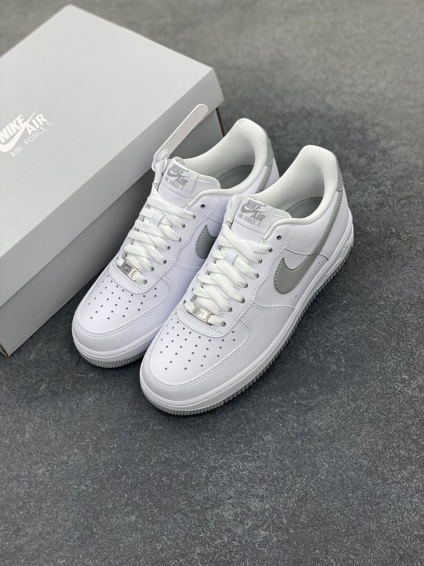 图片[8]-Nike Air Force 1‘07 Low 白灰 空军一号低帮休闲板鞋 原楦头原纸板 打造纯正空军版型#专注外贸渠道 全掌内置蜂窝气垫 #原盒配件 原厂中底钢印、拉帮完美 货号：FJ4146-100 尺码：36 36.5 37.5 38 38.5 39 40 40.5 41 42 42.5 43 44 44.5 45-选品中心